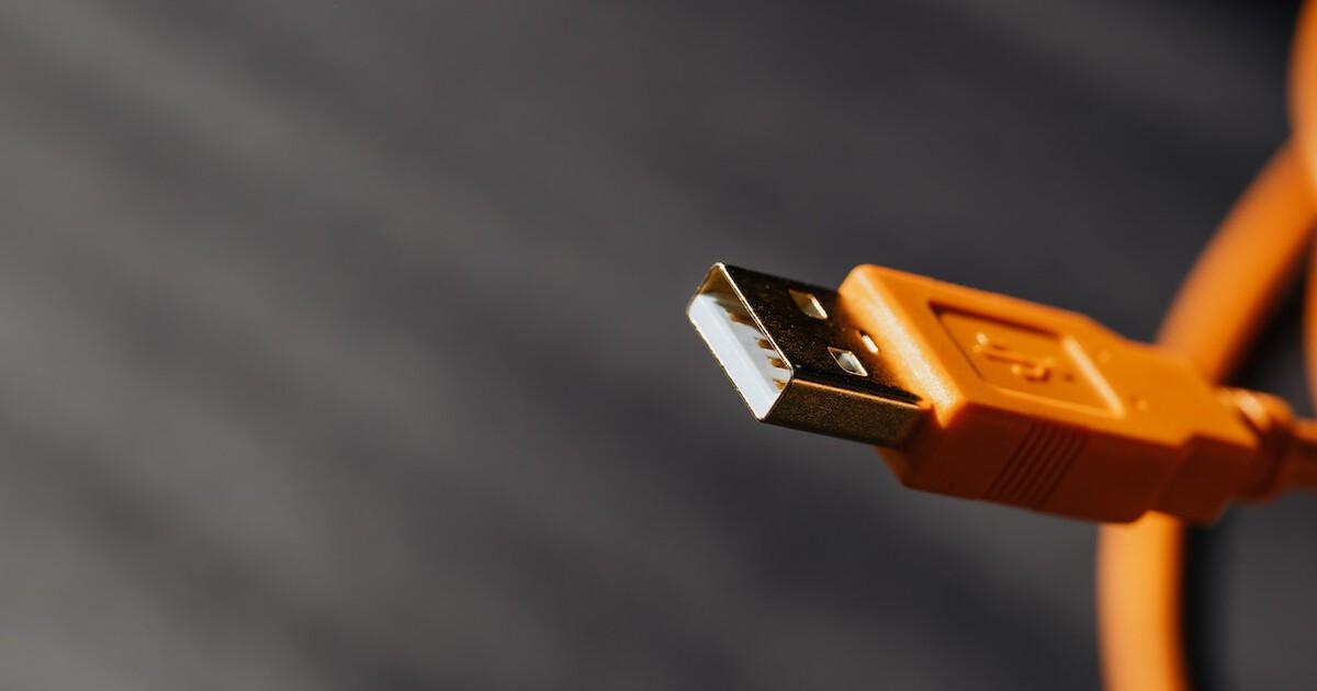 Puertos USB en televisor con Windows