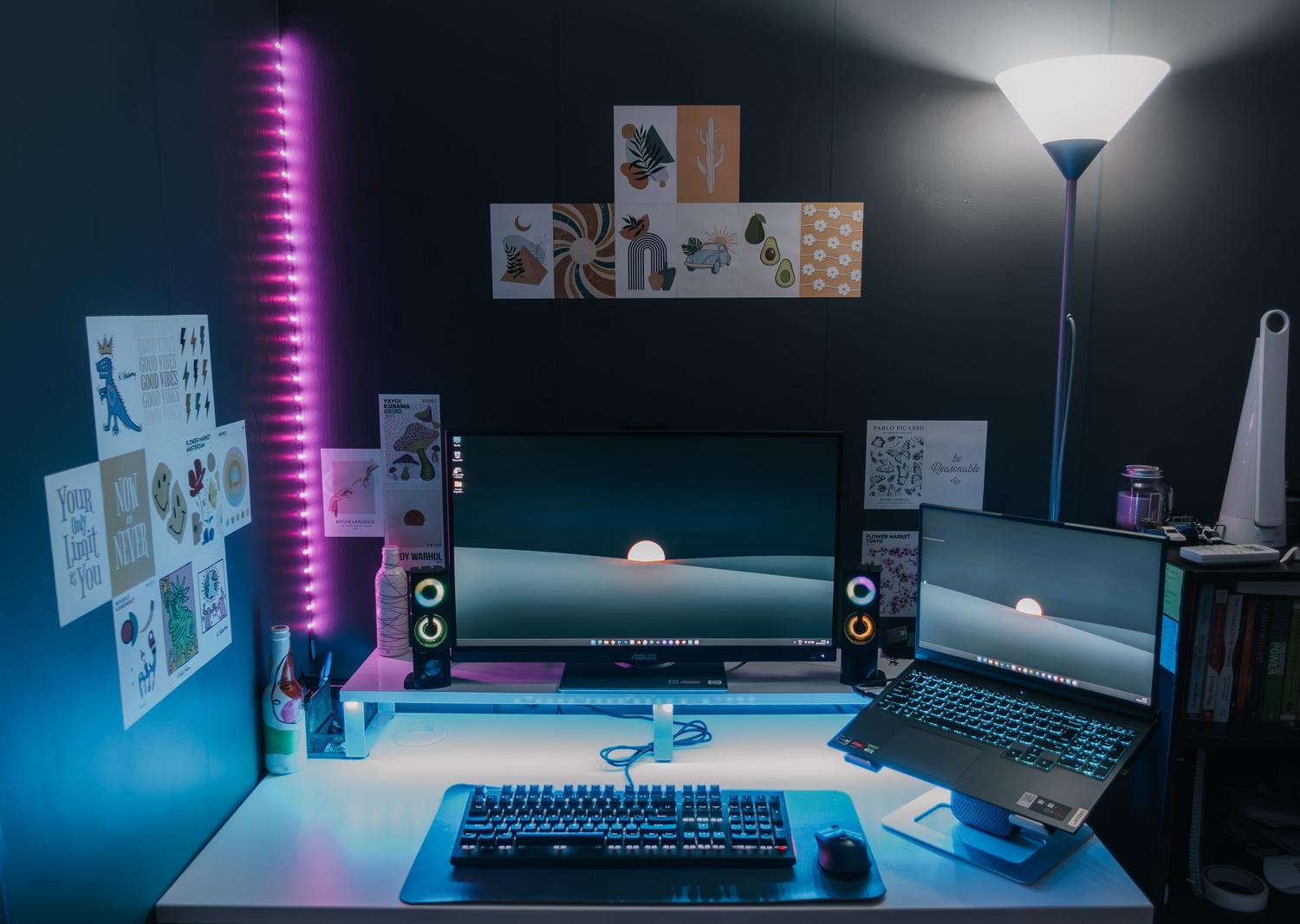 Oficina en casa moderna con monitores duales y luces LED, ilustrando la productividad y la capacidad de navegación en pantalla dividida.