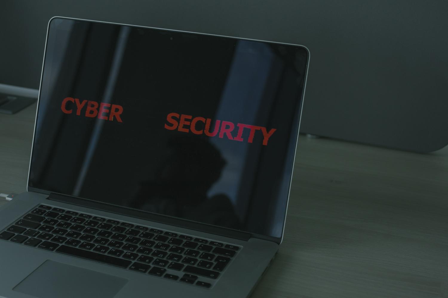 Pantalla de ordenador portátil mostrando el texto 'Cyber Security' resaltado en rojo