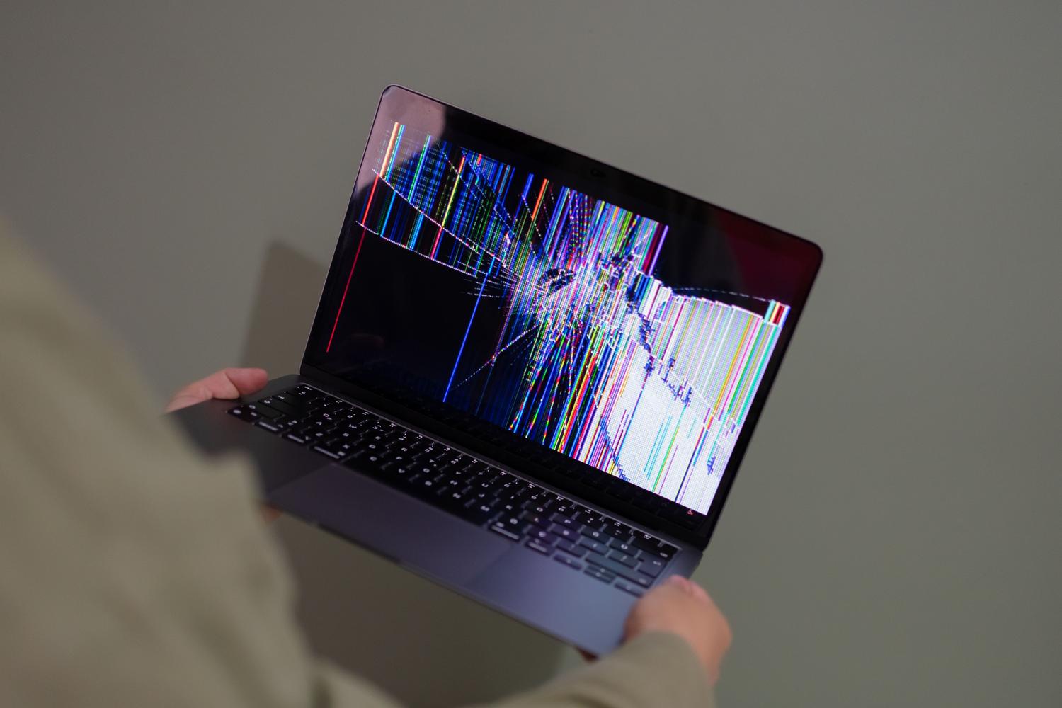 Pantalla de ordenador con efecto de glitch digital, representando la corrupción de datos en una conexión SSL.