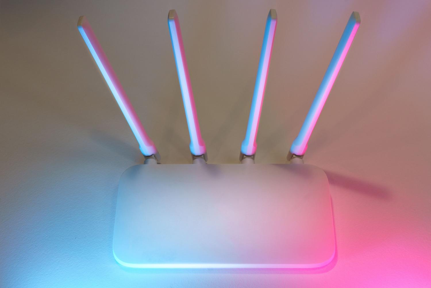 Router inalámbrico moderno con antenas, representando la configuración de red y el ajuste de MTU.