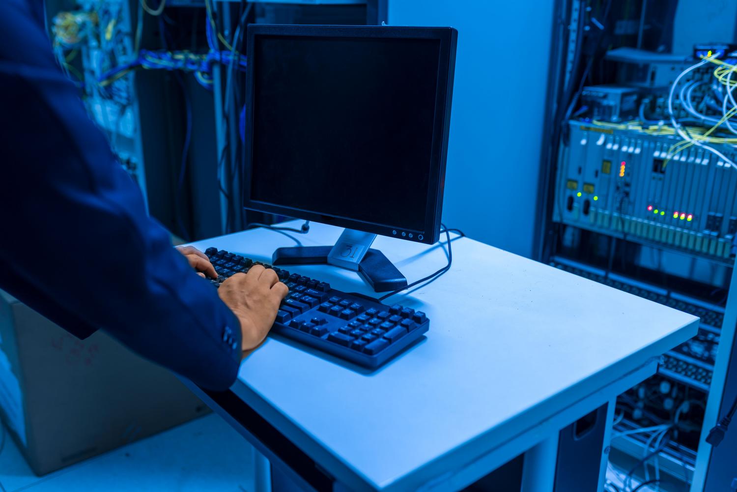 Técnico de IT trabajando en una sala de servidores, representando los posibles fallos de configuración en el servidor de destino.