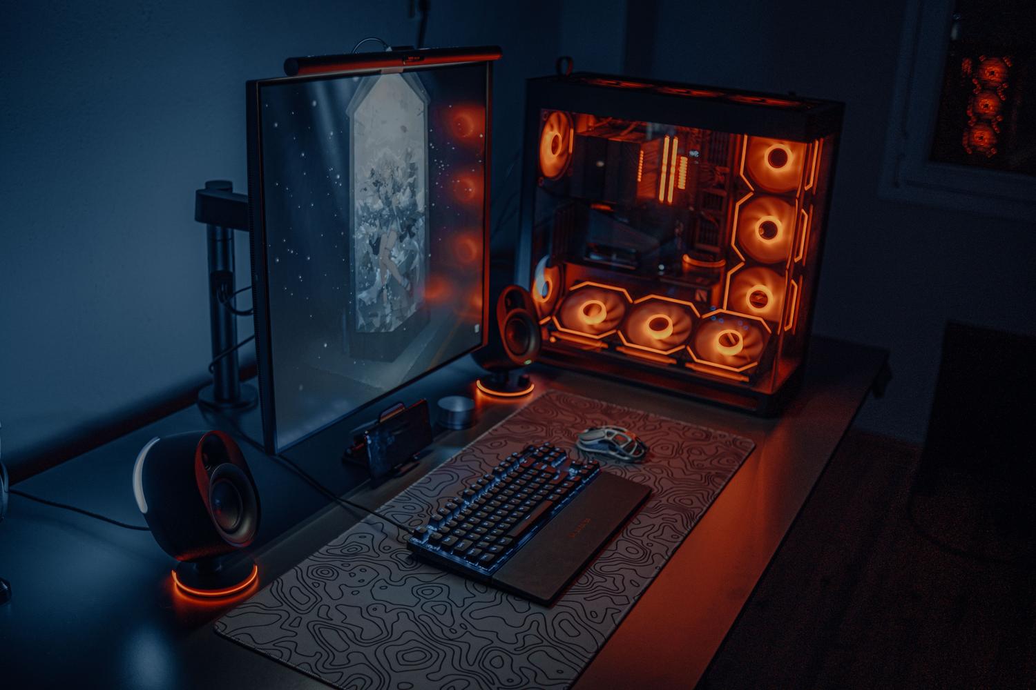 Setup de gaming moderno con iluminación RGB, ideal para discutir la compatibilidad de juegos en Windows y Linux.