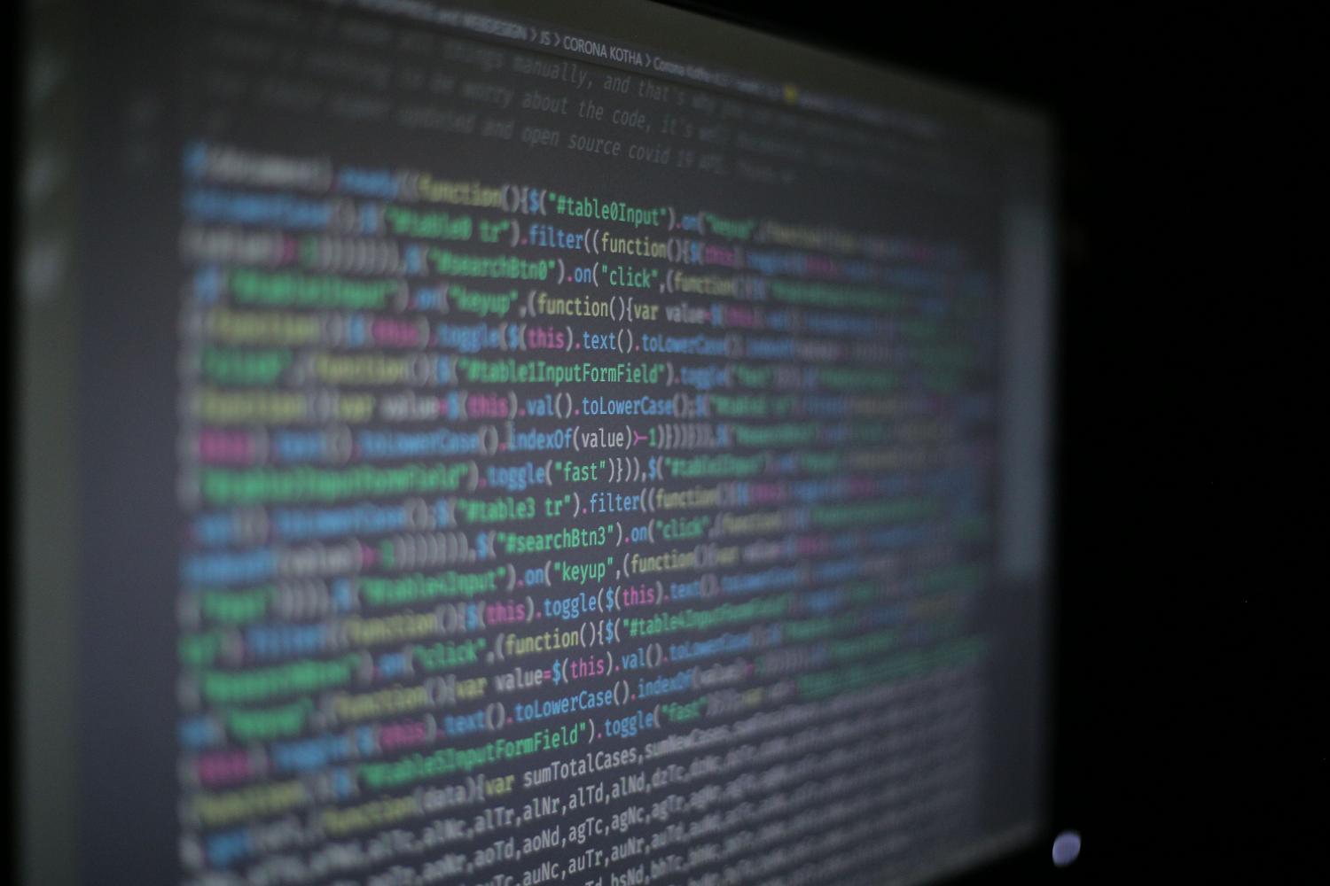 Primer plano de código de programación en una pantalla, representando la potencia de la terminal de Linux.