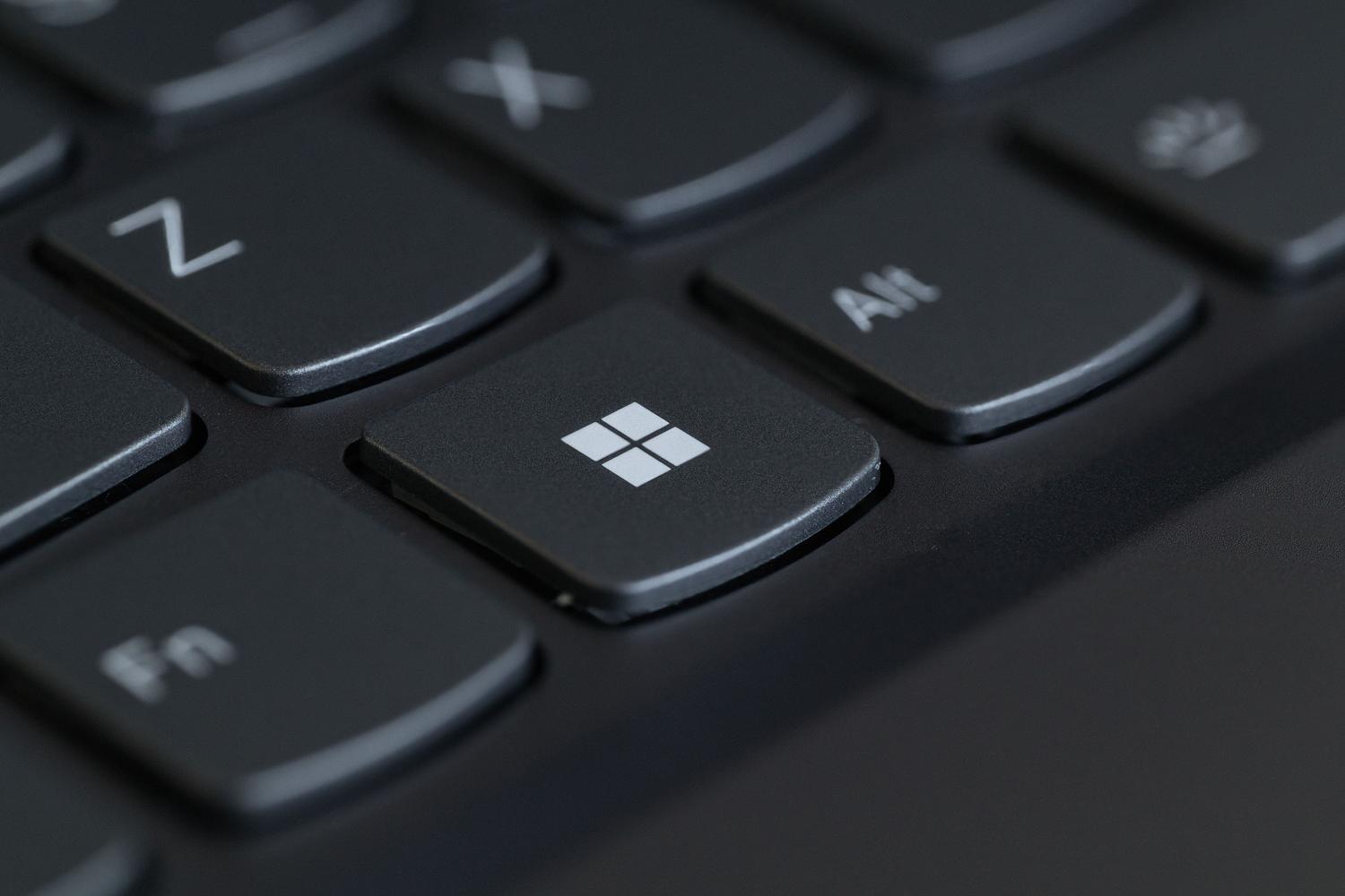 Detalle del teclado de un ordenador con la tecla de Windows en foco, representando el uso de Windows 11 y atajos de teclado como F2 o CTRL+A.