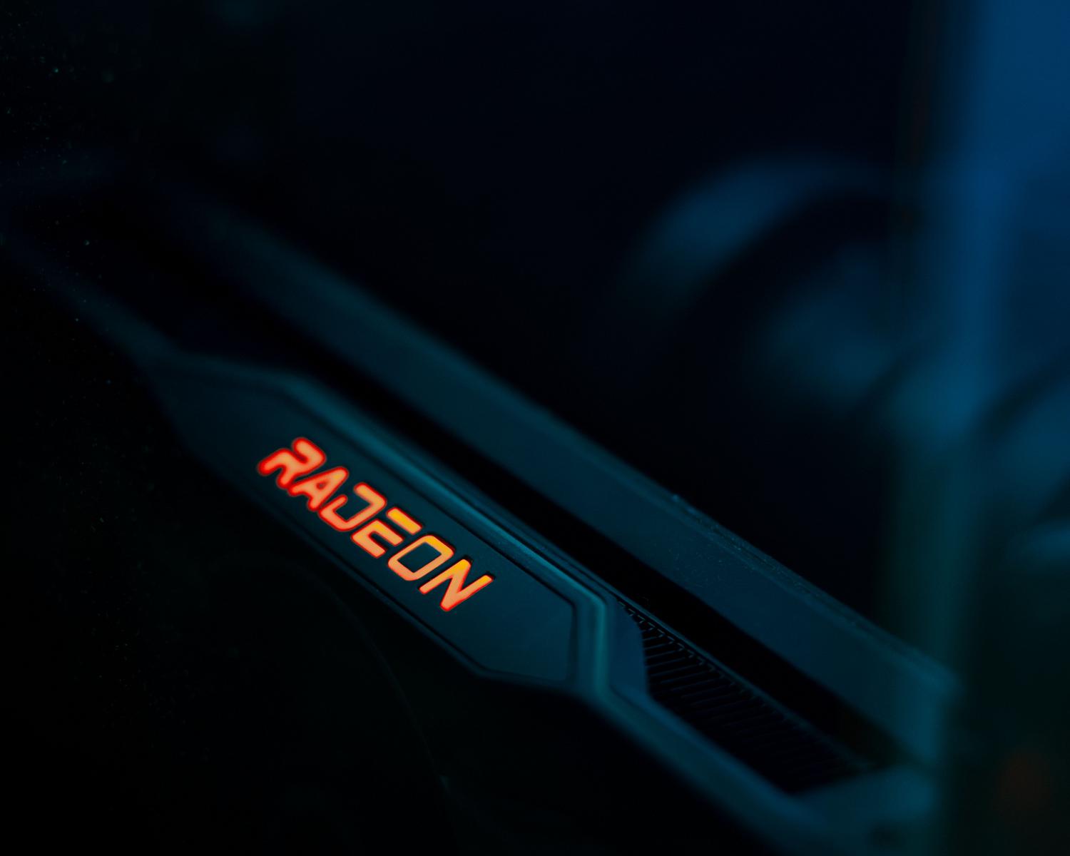 Primer plano detallado de una tarjeta gráfica Radeon con iluminación azul, destacando el diseño tecnológico.