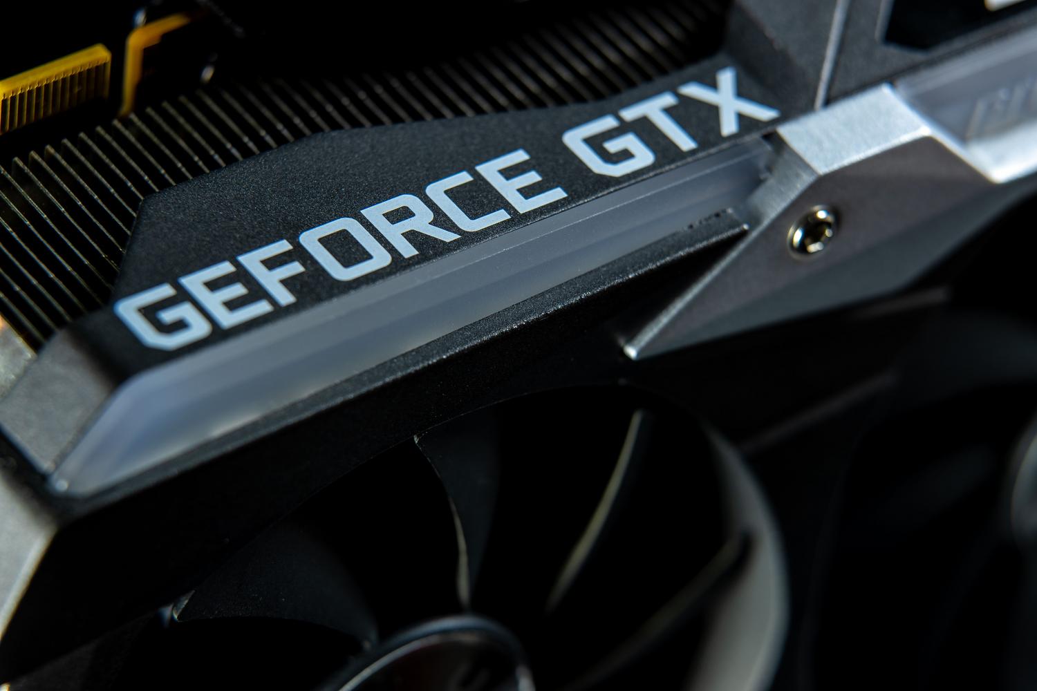 Detalle técnico de los componentes de una tarjeta gráfica GeForce GTX, útil para explicar la anatomía de la memoria gráfica.