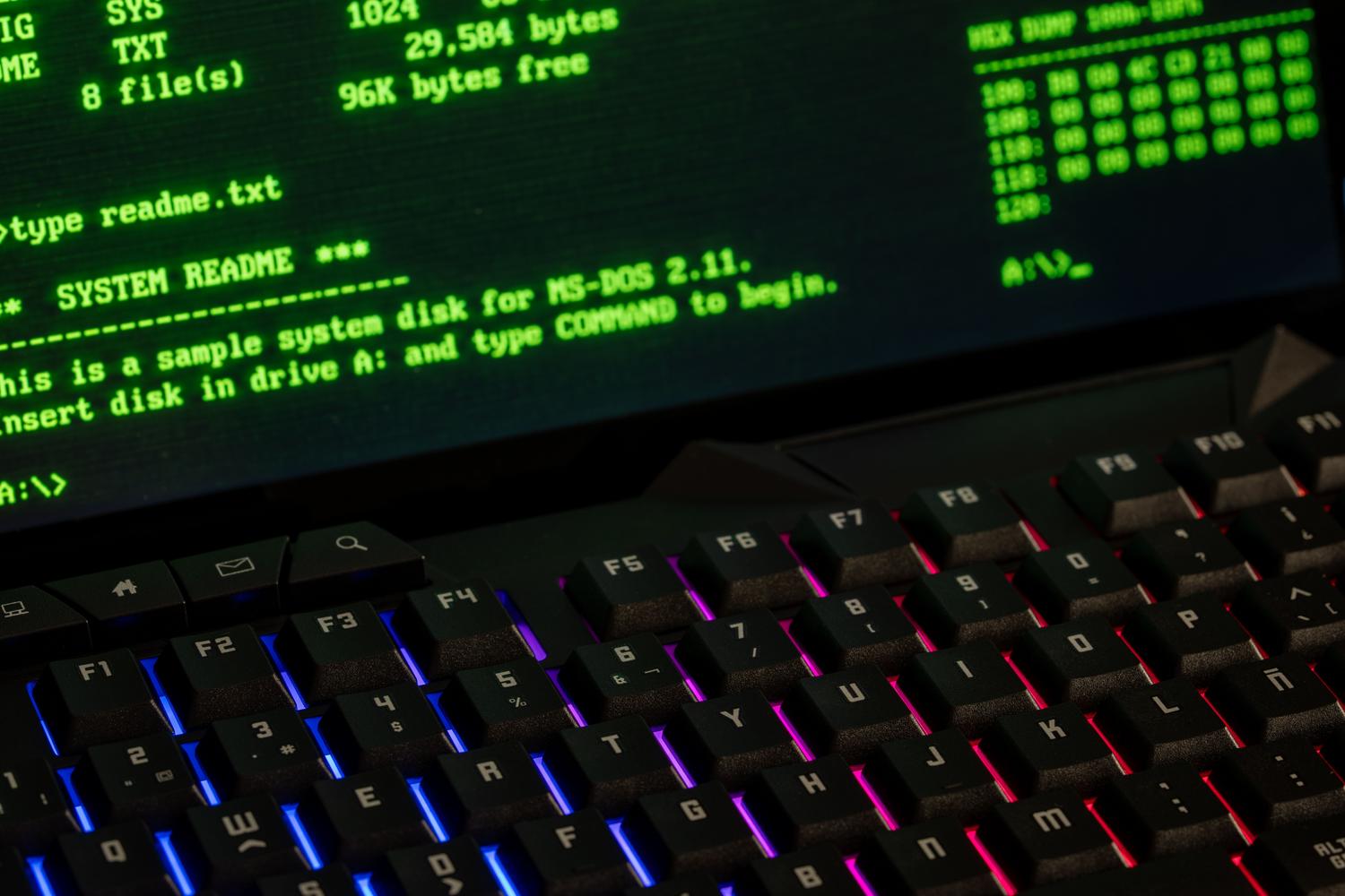 Pantalla de terminal con interfaz de comandos, ilustrando el uso de Diskpart y la ejecución del comando format fs=ntfs.