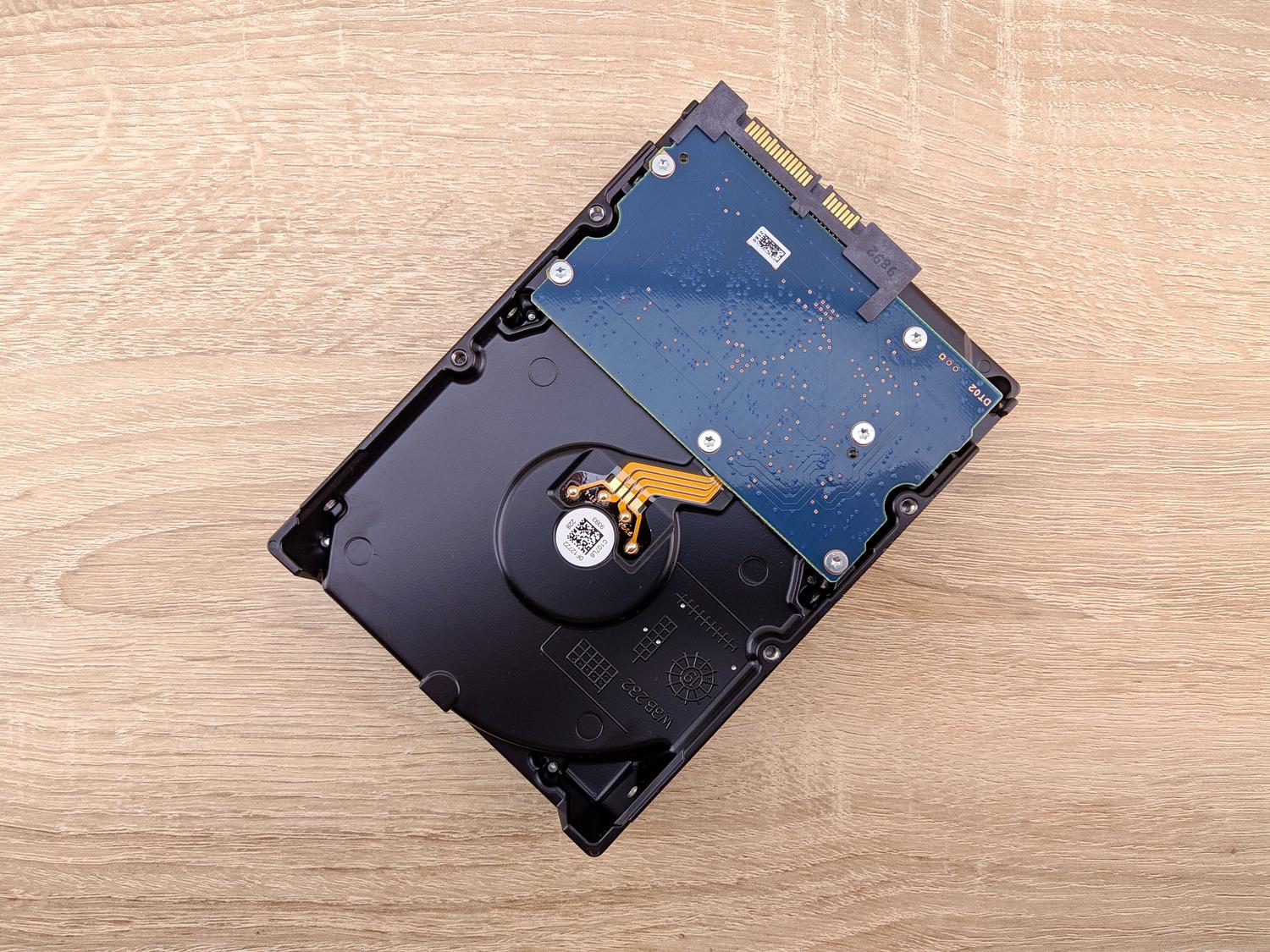 Imagen cenital de un disco duro interno sobre una superficie neutra, representando el hardware de almacenamiento analizado.