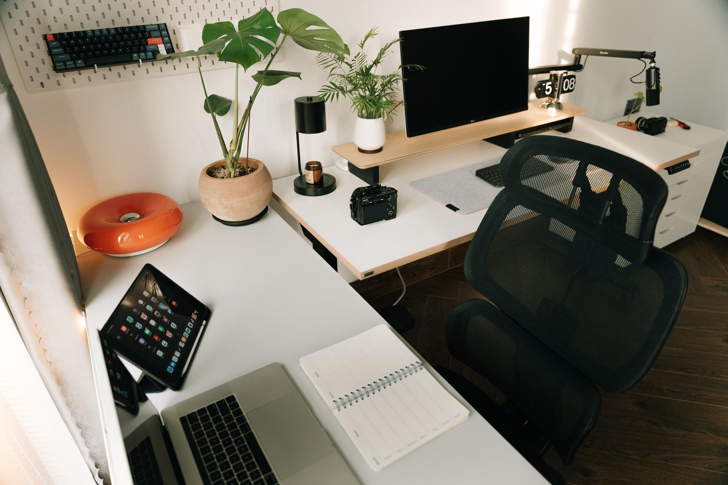 Espacio de trabajo minimalista y organizado con diversos dispositivos tecnológicos, simbolizando la productividad y el orden digital.
