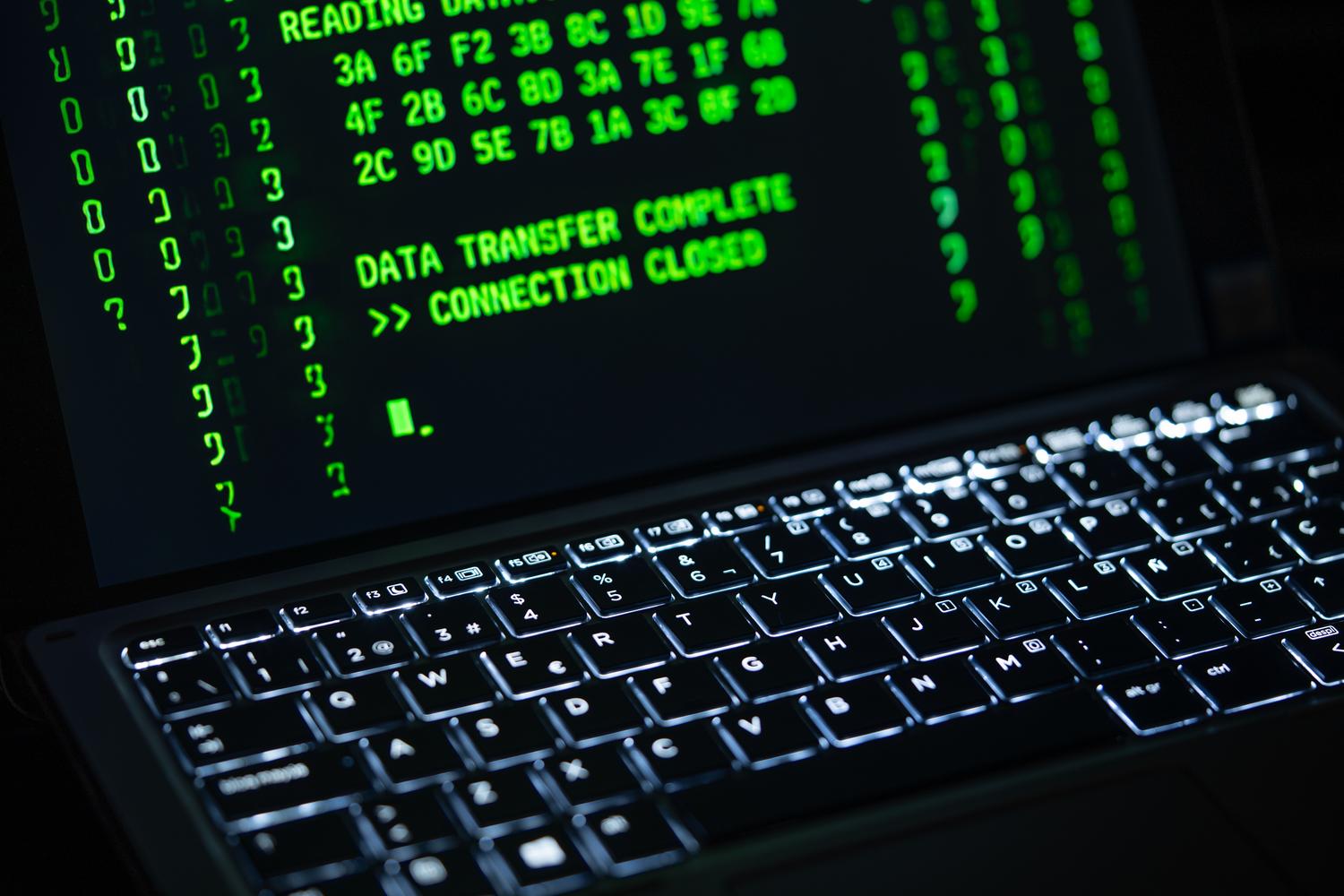 Pantalla de portátil con código de programación en color verde, ideal para la sección de detalles técnicos y desarrolladores.