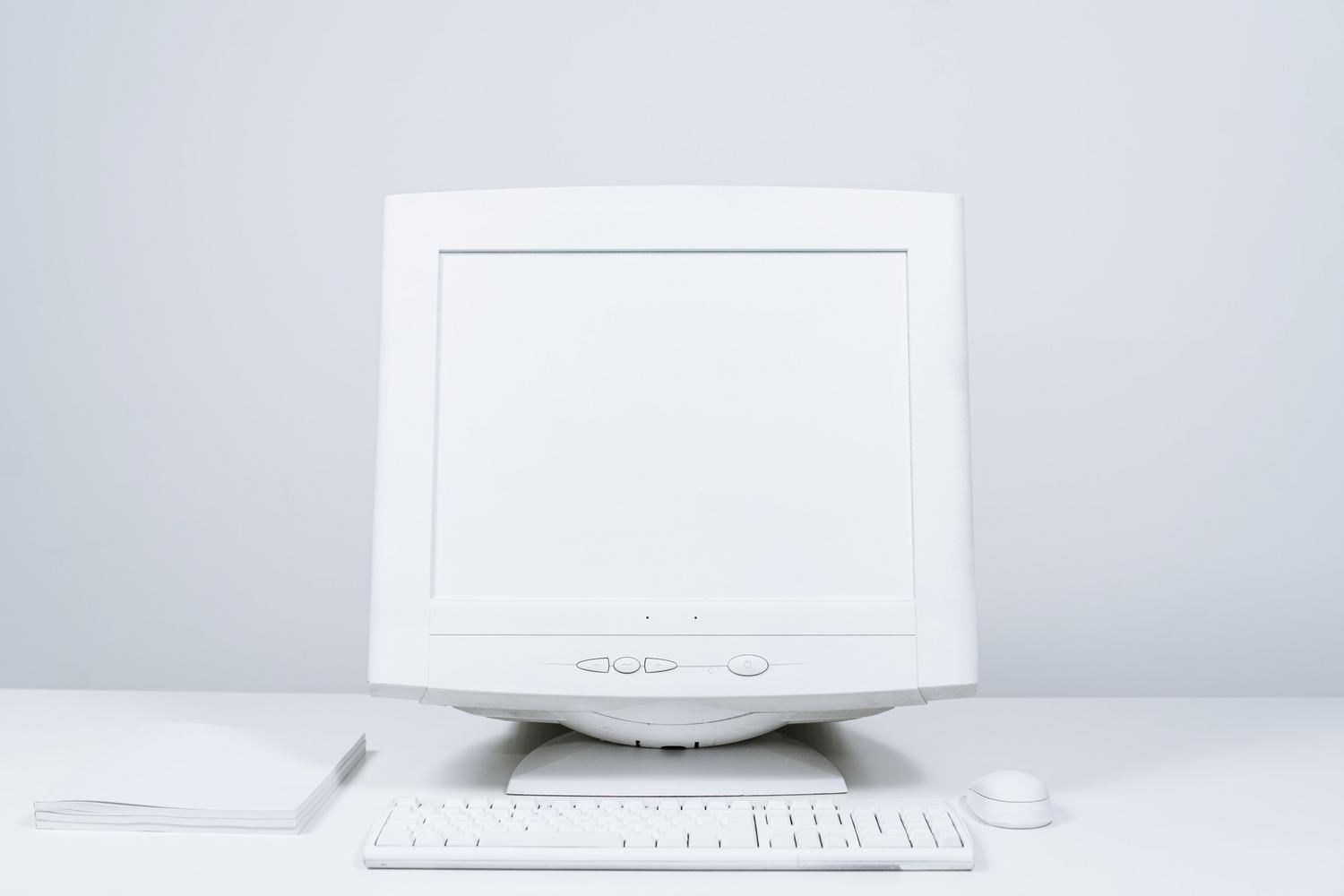 Monitor de ordenador con pantalla en negro en un escritorio minimalista, representando el error de sin señal HDMI.
