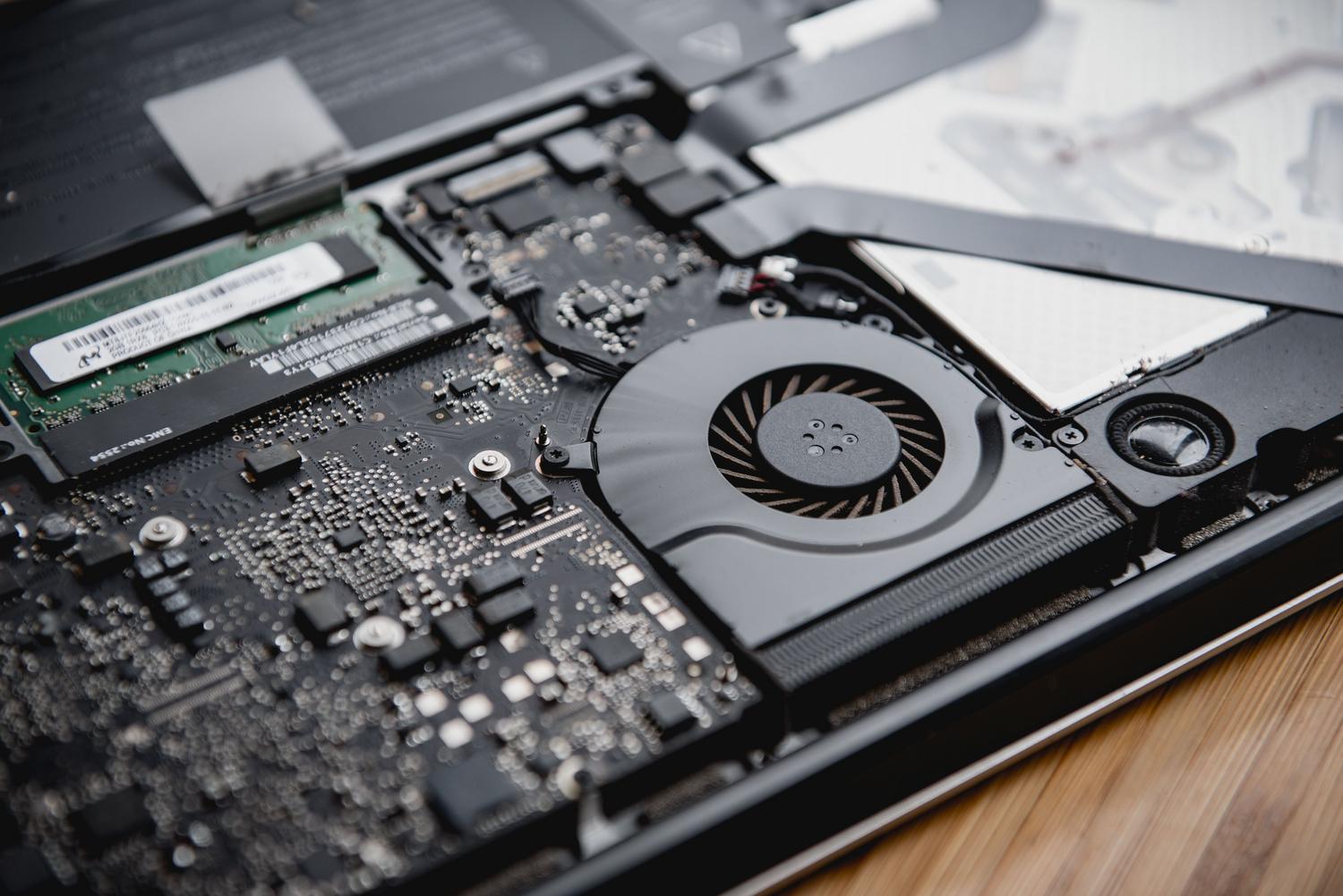 Primer plano del sistema de ventilación y circuitos internos de un portátil, relacionándolo con el sobrecalentamiento de la GPU.