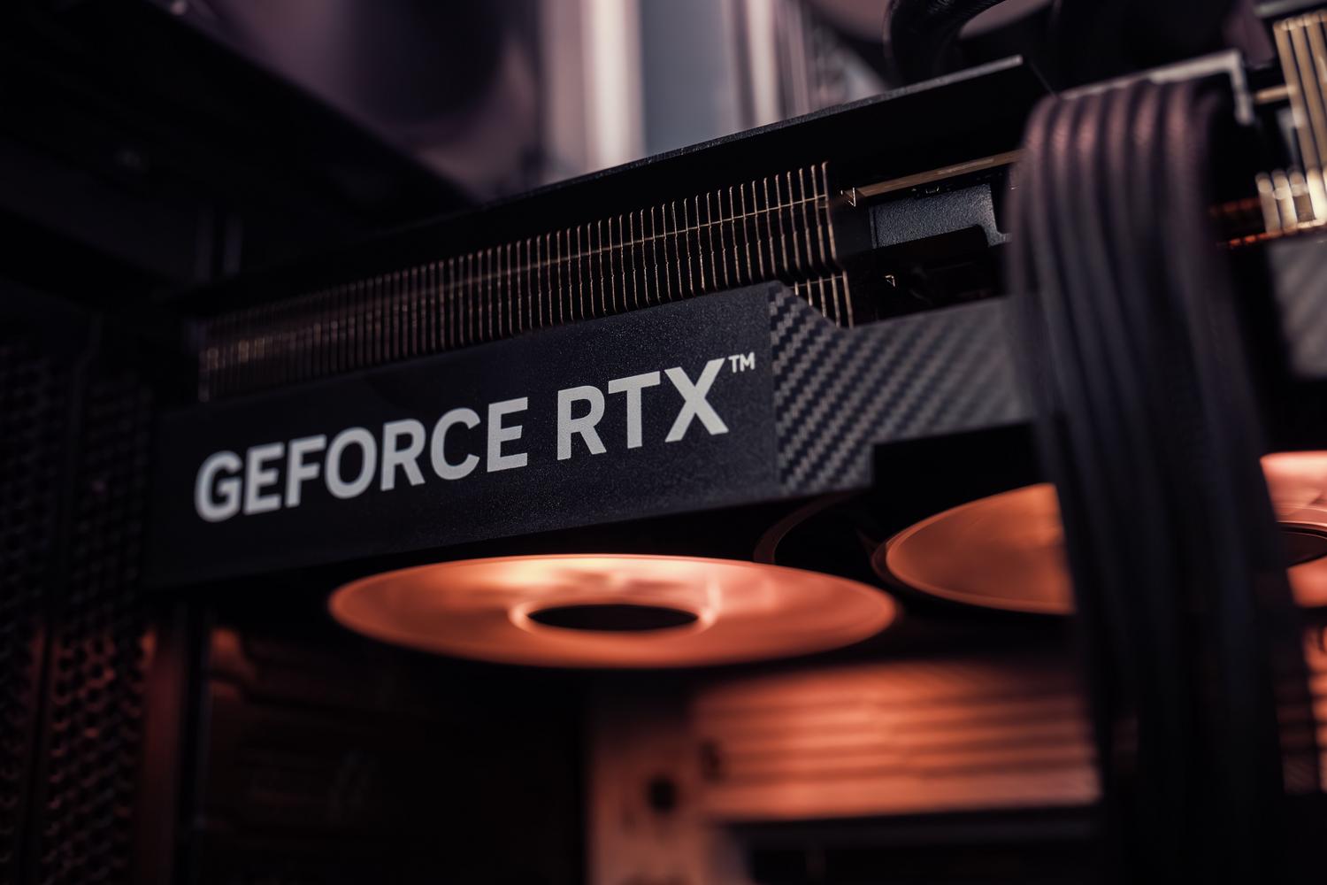 Tarjeta gráfica GeForce RTX instalada en el interior de un ordenador, ejemplificando el montaje y la compatibilidad de hardware.