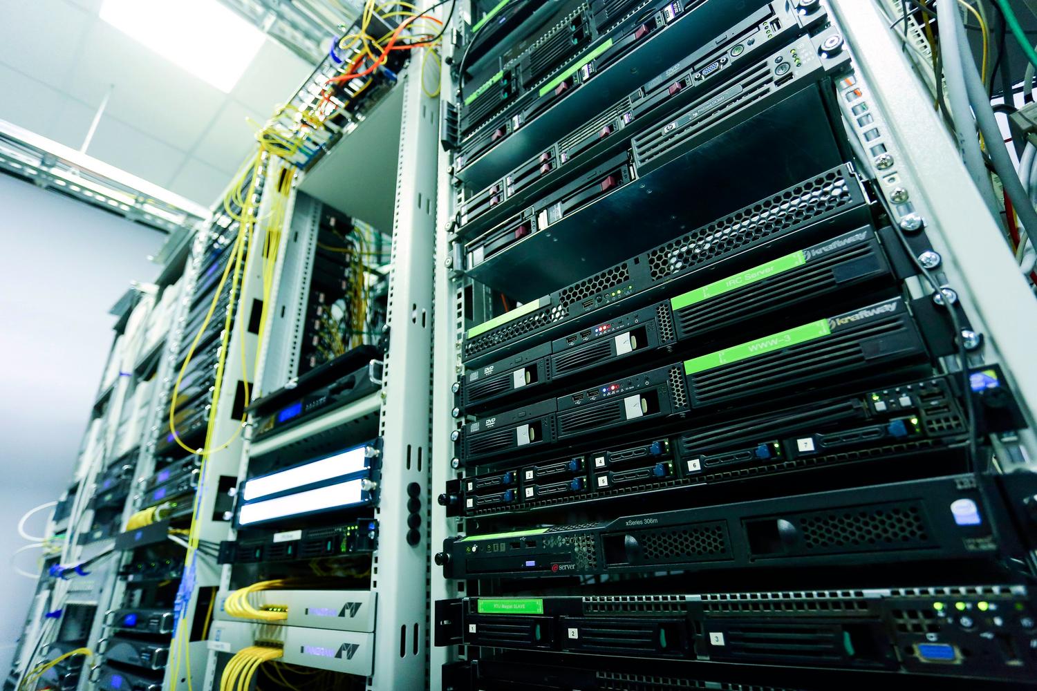 Infraestructura de racks de servidores en un centro de datos, representando el objetivo físico de un ataque DDoS.