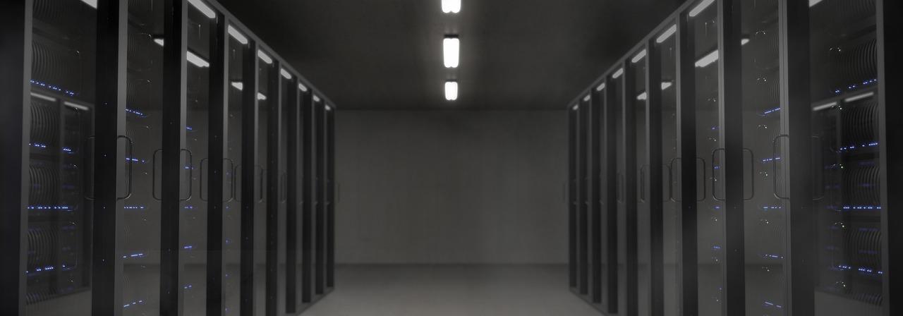 Sala de servidores con iluminación tecnológica, representando la infraestructura del equipo remoto