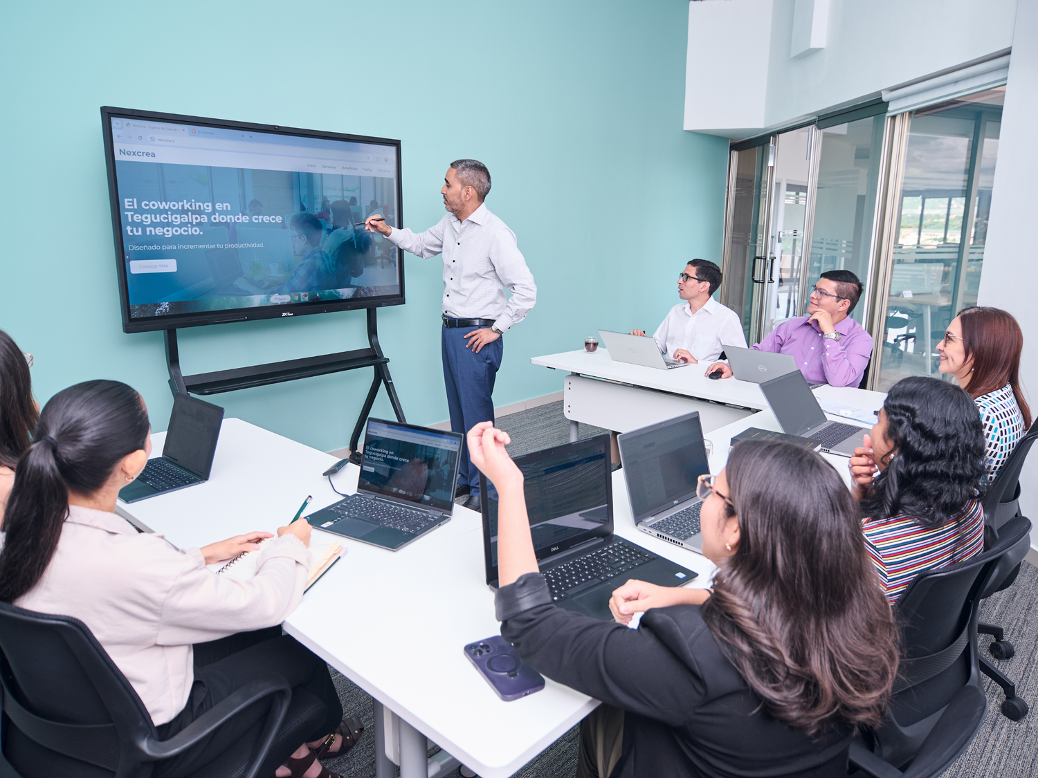 Equipo profesional realizando una presentación de negocios en una oficina con proyector