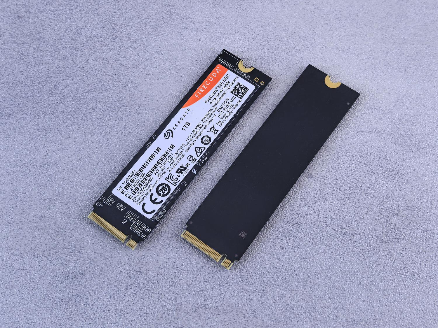 Primer plano de unidades SSD NVMe modernas, representando el hardware actual que se puede limpiar y formatear.