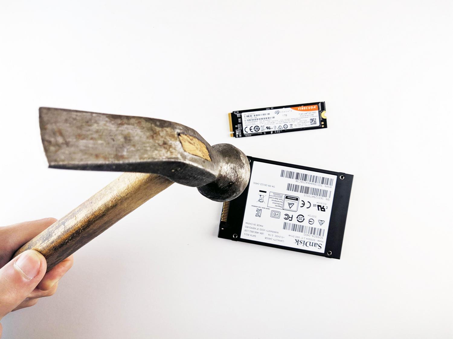 Simbolismo de la destrucción de datos con un martillo sobre un disco duro, representando el carácter irreversible del comando clean.