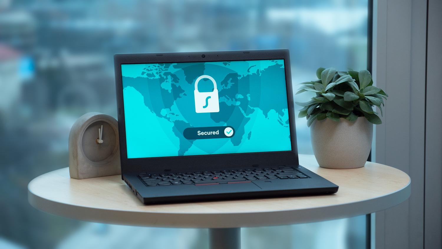 Ordenador portátil mostrando un icono de bloqueo de seguridad en pantalla, representando la protección de la sesión.