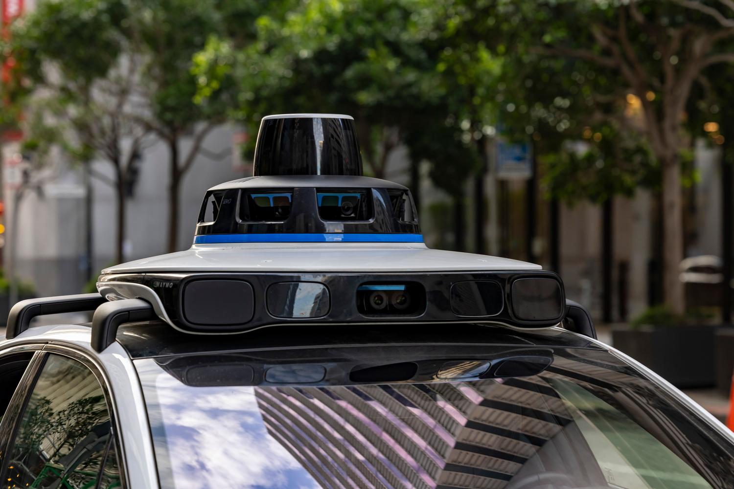 Sensores tecnológicos en la parte superior de un vehículo autónomo, ejemplificando los sistemas ADAS de seguridad activa.