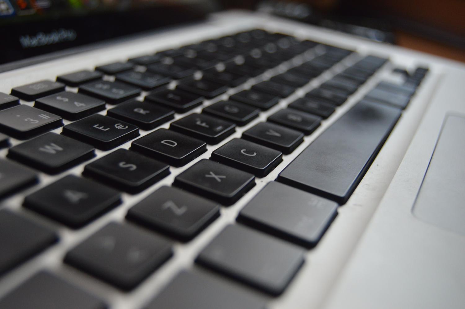Vista detallada de un teclado moderno, representando la productividad y el entorno de trabajo digital.