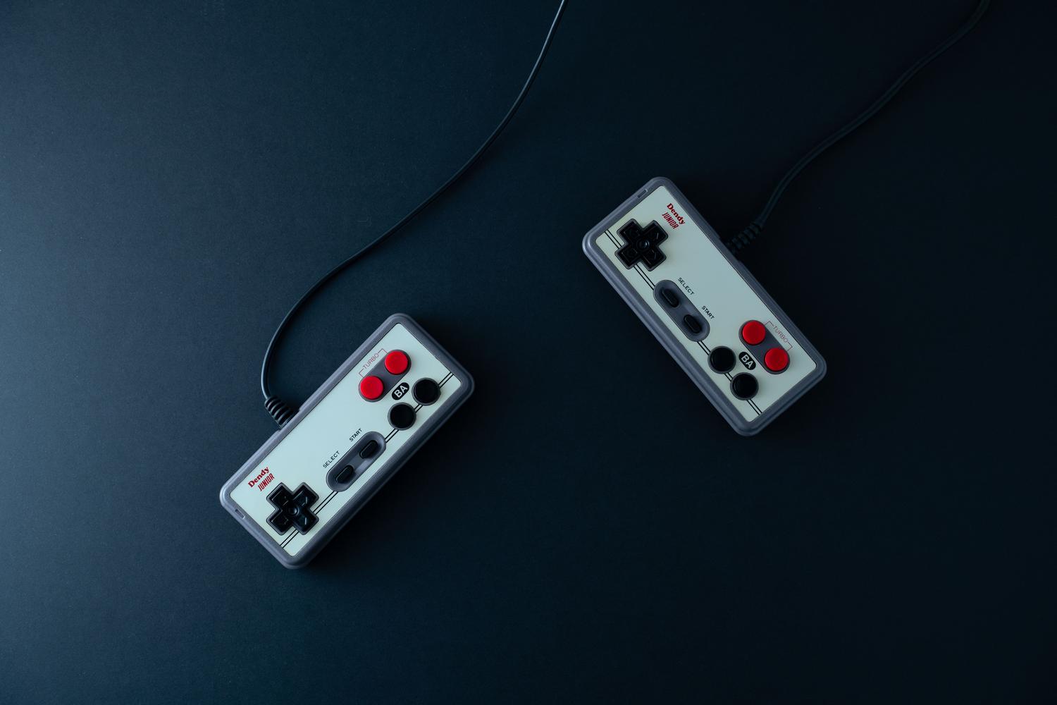 Mandos de videojuegos retro sobre un fondo oscuro, evocando la nostalgia de los títulos clásicos y los secretos antiguos.