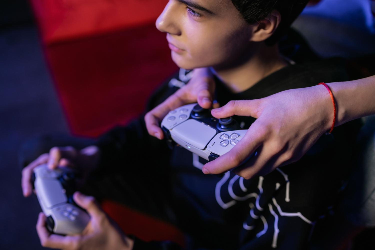 Dos jóvenes jugando videojuegos juntos, ilustrando la colaboración y el espíritu de comunidad gaming.