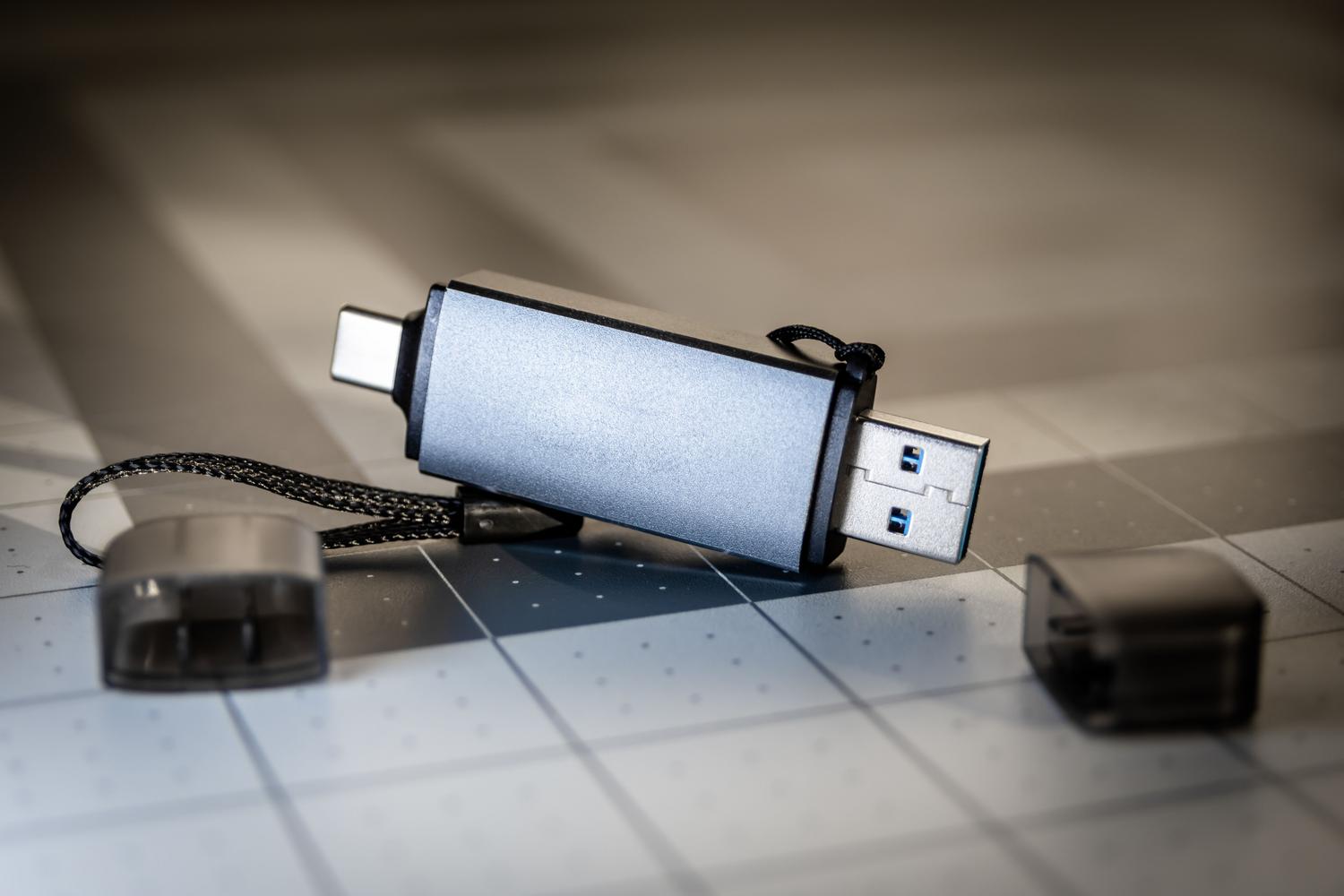Fotografía profesional de un pendrive USB moderno con conectores duales.
