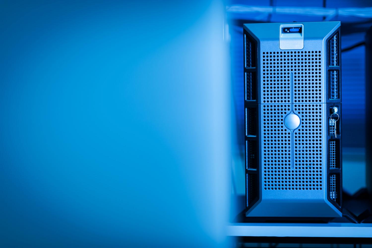 Primer plano de un servidor moderno en un centro de datos con iluminación azul, representando la infraestructura de virtualización.