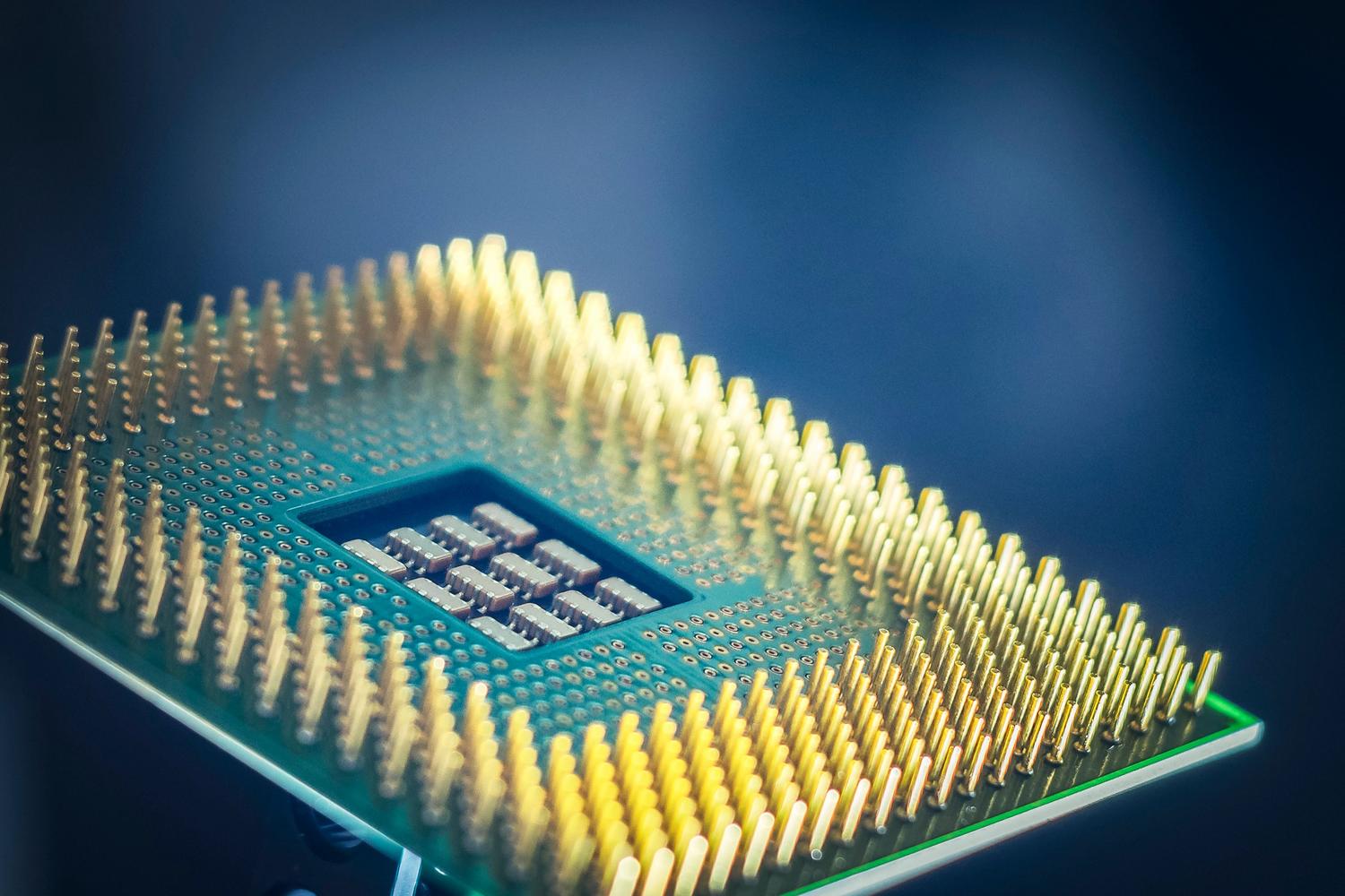 Primer plano macro de un procesador CPU, simbolizando el funcionamiento técnico del Modo Eficiencia y el sistema EcoQoS. Primer plano macro de un procesador CPU, simbolizando el funcionamiento técnico del Modo Eficiencia y el sistema EcoQoS.