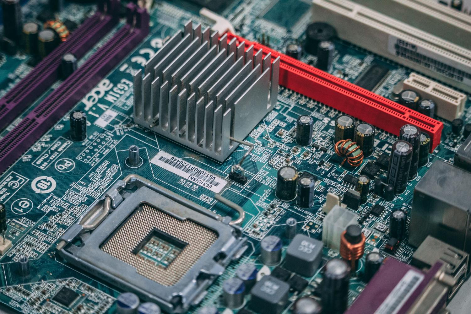 Vista detallada de una placa base de computadora moderna con circuitos electrónicos, simbolizando el acceso al firmware BIOS/UEFI
