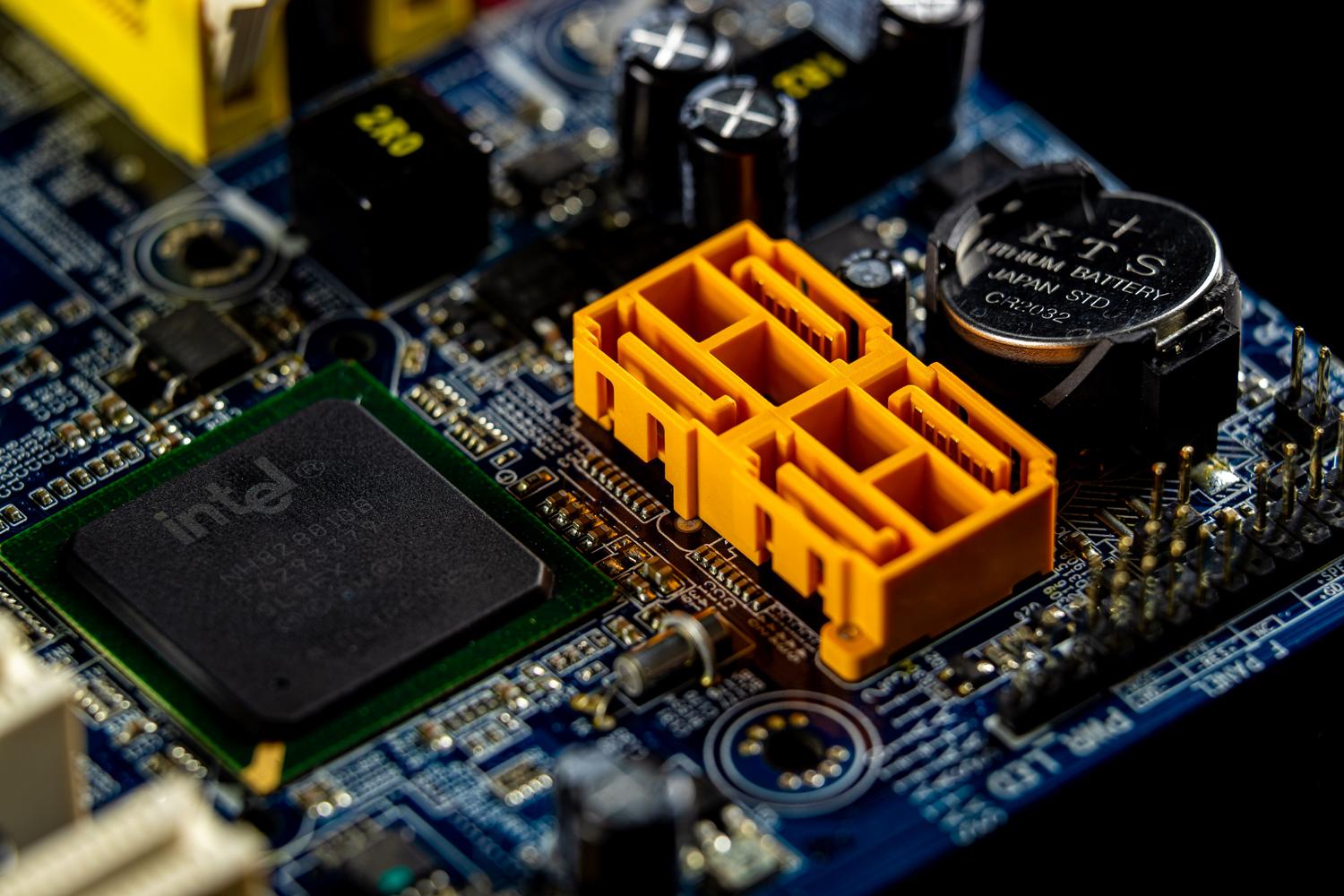 Primer plano de un procesador Intel instalado en una placa base, ilustrando la identificación del hardware a nivel de firmware