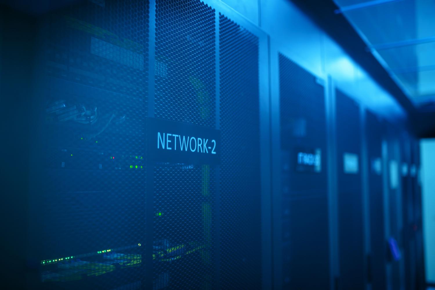 Infraestructura de servidores moderna en un centro de datos, representando la base de Azure Virtual Desktop.