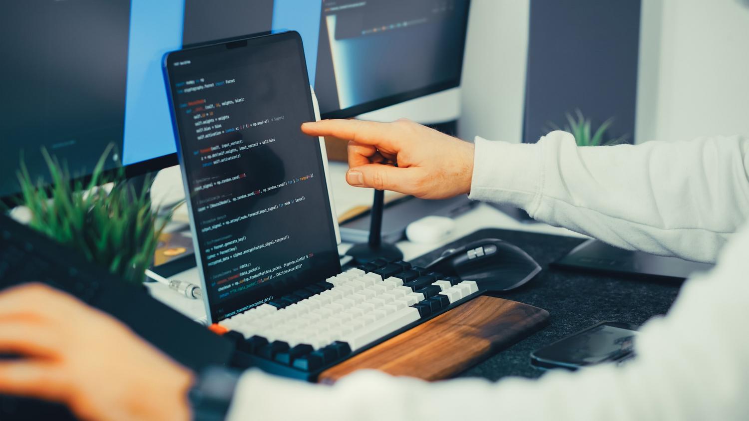Programador supervisando la implementación de código generado por agentes de IA en un entorno profesional