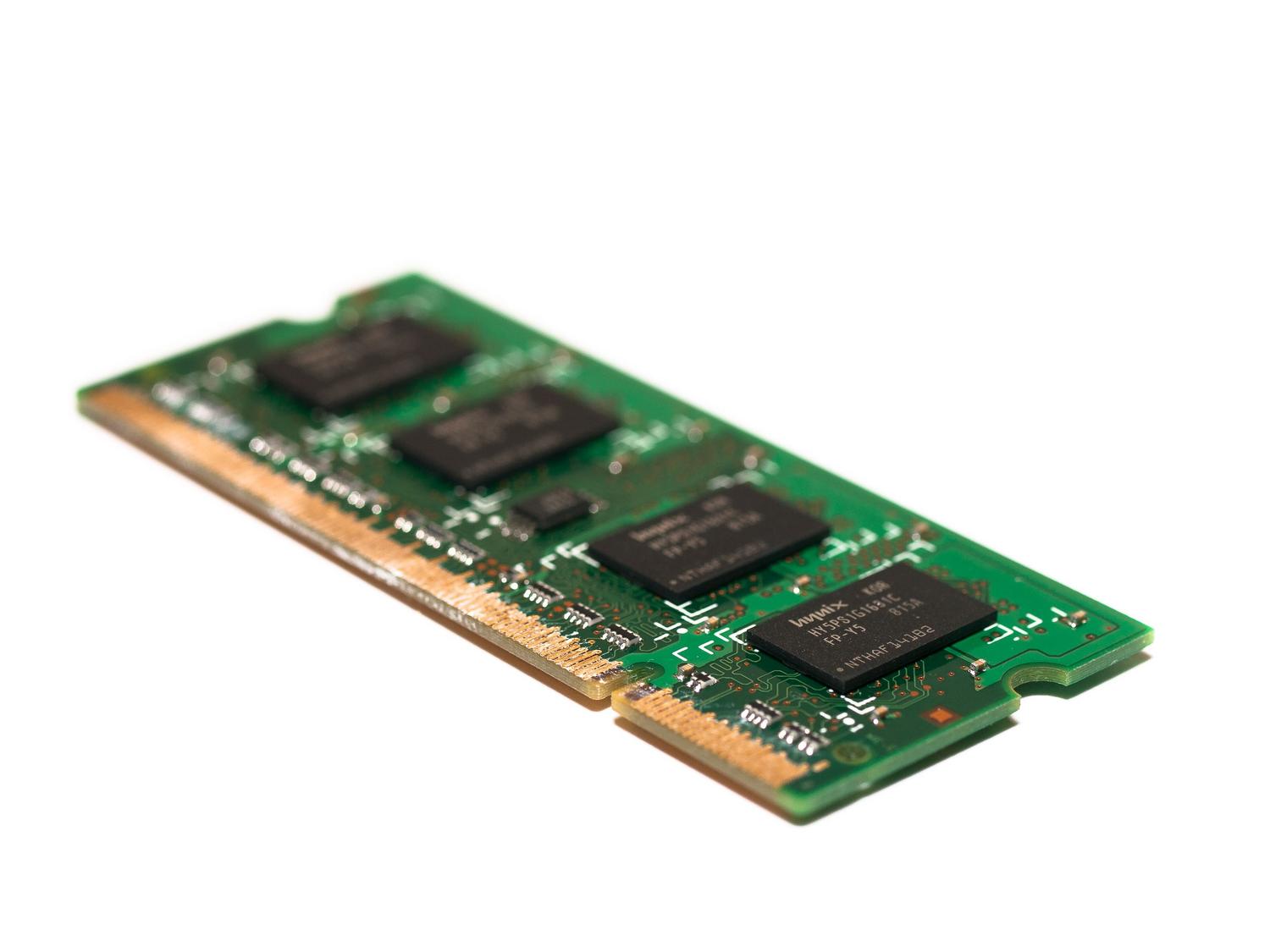 Primer plano detallado de un módulo de memoria RAM, el componente físico que Pagefile.sys complementa cuando se queda sin espacio.