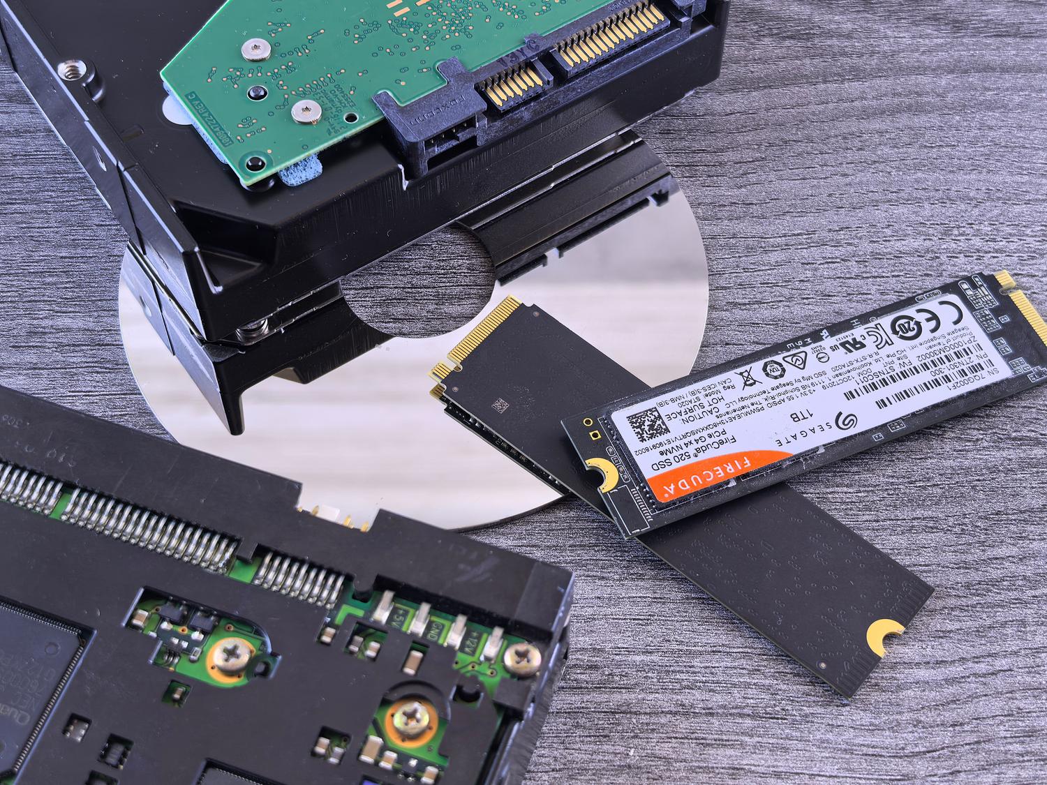 Diferentes tecnologías de almacenamiento de datos incluyendo SSD y HDD, donde Windows reserva el espacio para el archivo de paginación.
