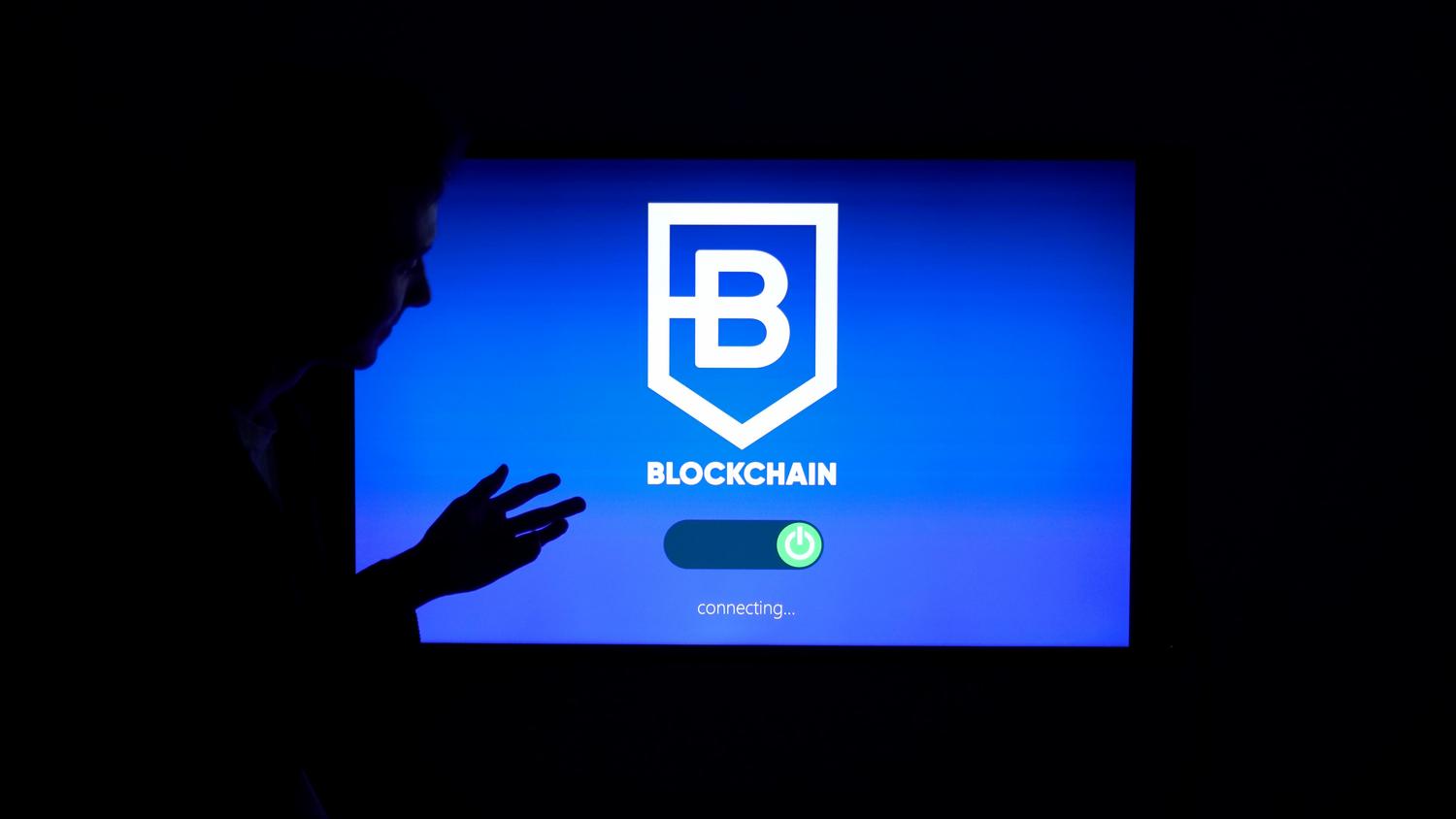 Silueta de un experto en ciberseguridad interactuando con una pantalla de datos complejos, representando la gestión de identidades y seguridad.