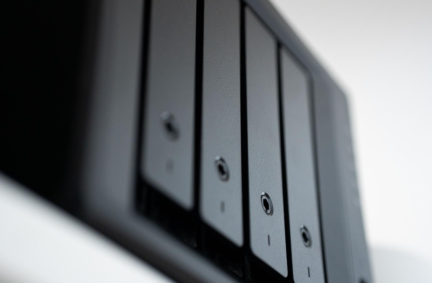 Unidad de almacenamiento de datos NAS para gestión de copias de seguridad.