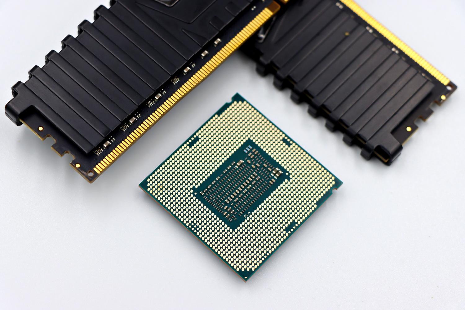 Componentes de hardware, procesador y módulos de memoria RAM sobre fondo blanco, ilustrando el consumo de recursos.