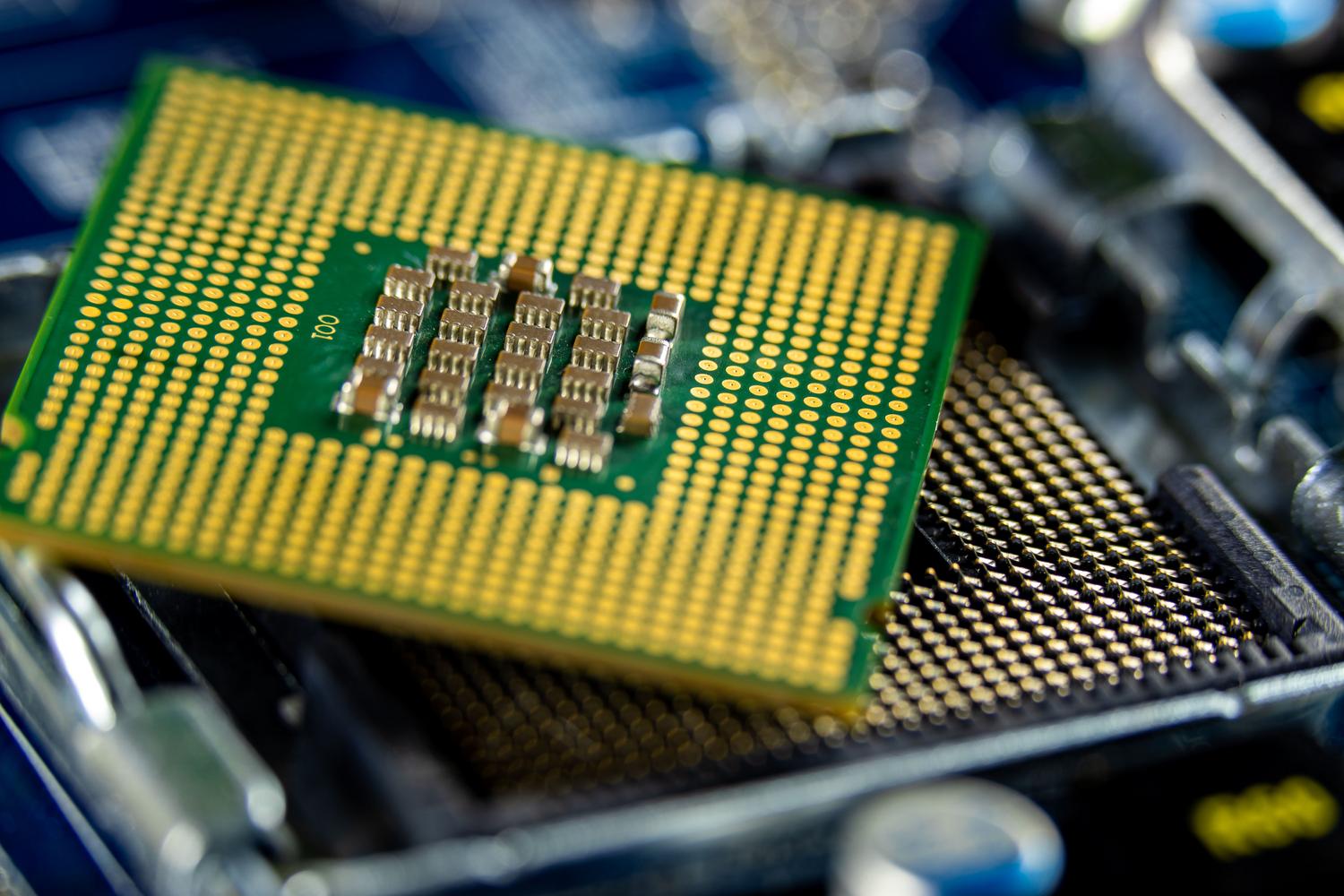 Primer plano detallado de un microprocesador instalado en una placa base, representando el uso de la CPU.