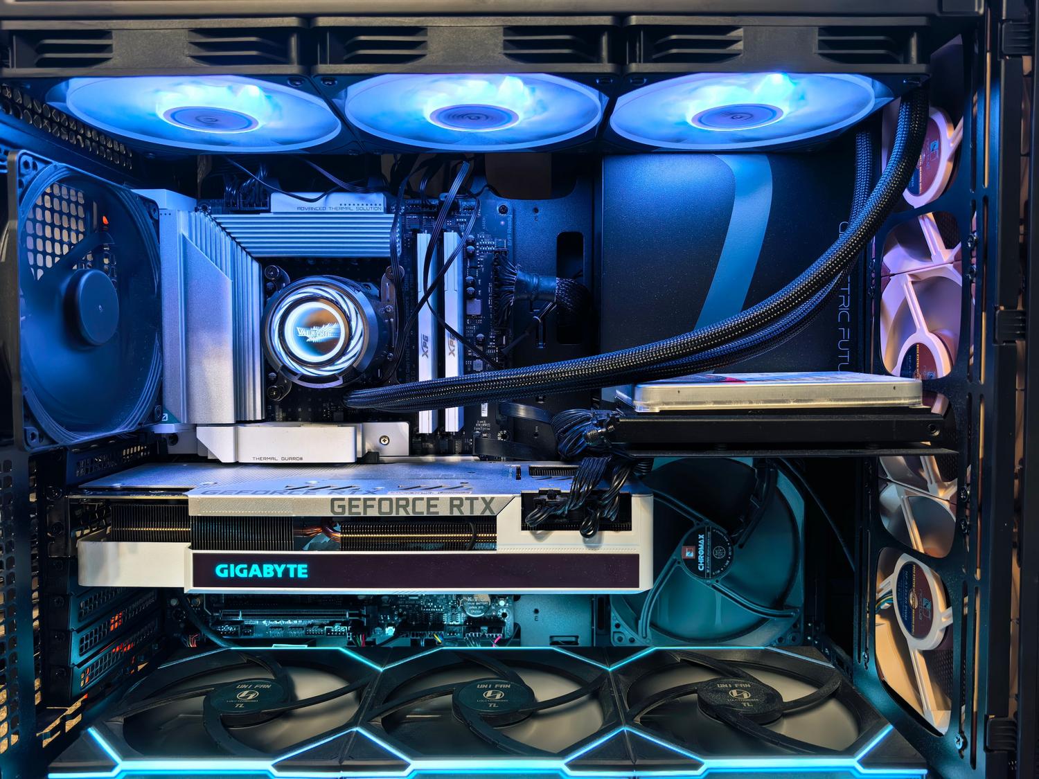 PC gaming de alto rendimiento con iluminación RGB y refrigeración líquida, ideal para los requisitos recomendados.