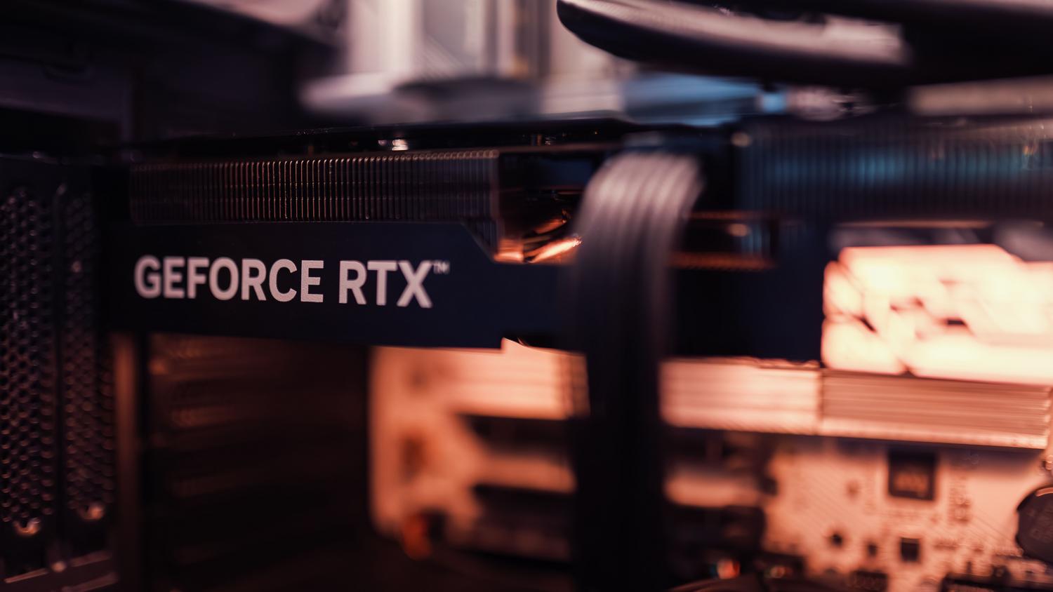 Primer plano de una tarjeta gráfica GeForce RTX instalada en un ordenador, representando los requisitos de GPU.
