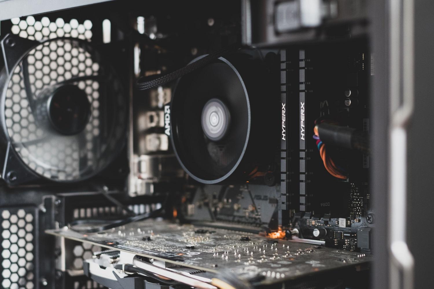 Detalle de los componentes internos de un ordenador, incluyendo memoria RAM y ventilación, para ilustrar la importancia del hardware.