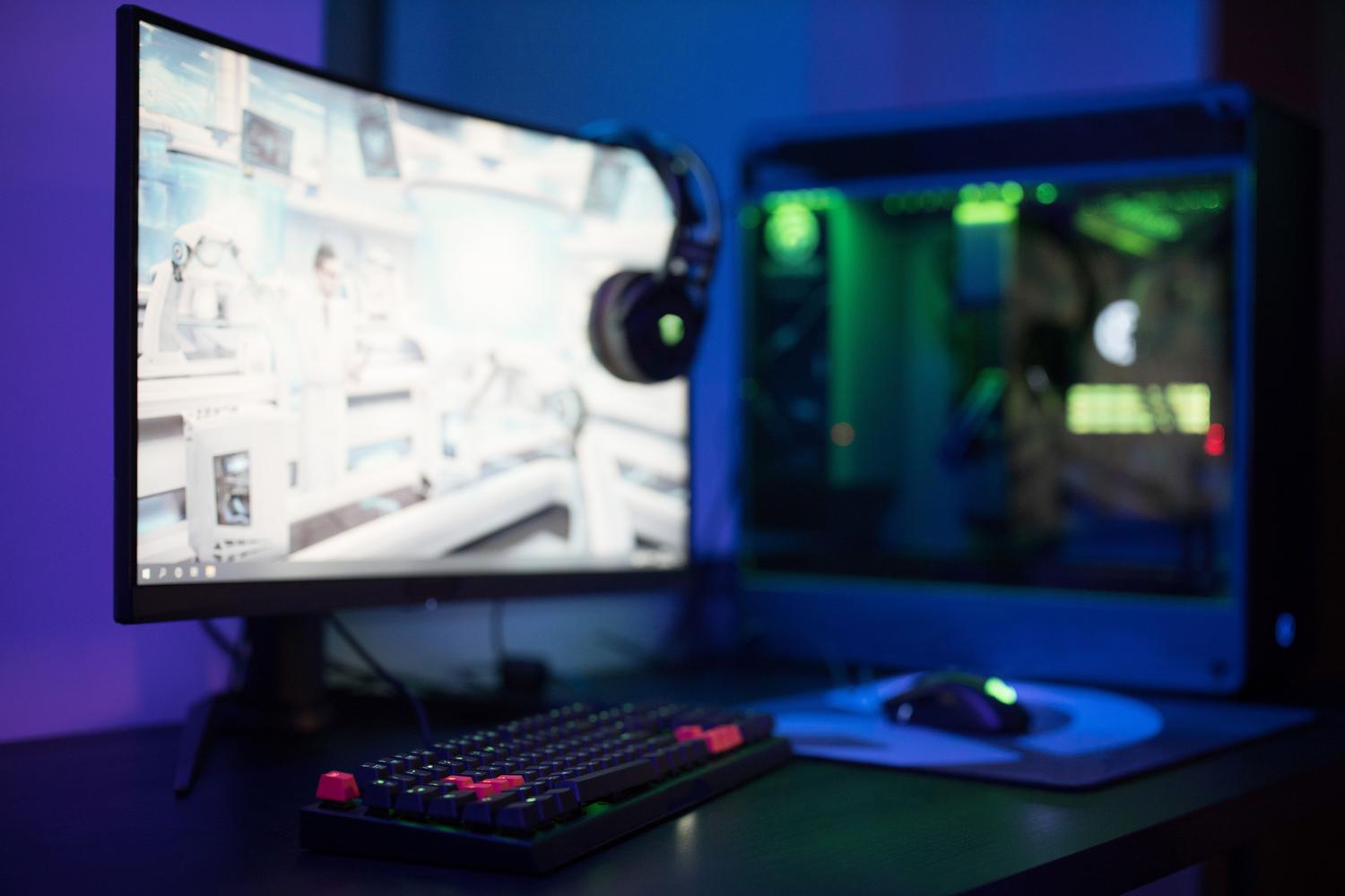 Setup gaming completo con monitor curvo y teclado RGB para representar la experiencia de juego en PC.