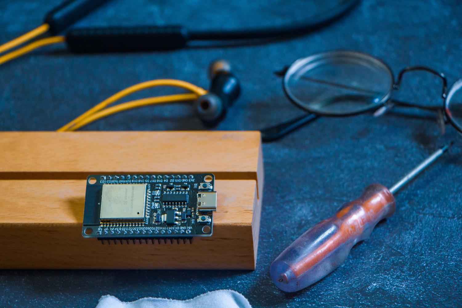 Placa de Arduino conectada en un banco de trabajo con herramientas, mostrando el 'cerebro' del robot móvil.