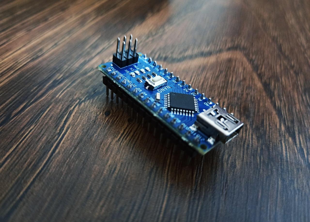 Primer plano de un microcontrolador Arduino Nano, una opción compacta para proyectos de robótica móvil.