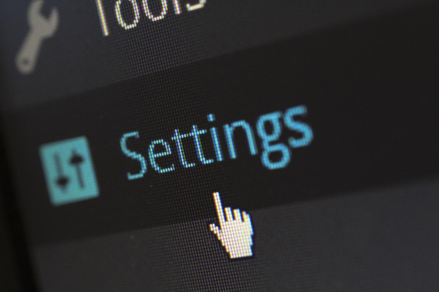 Cursor sobre un botón de ajustes en una pantalla de ordenador, representando la gestión de aplicaciones de inicio.