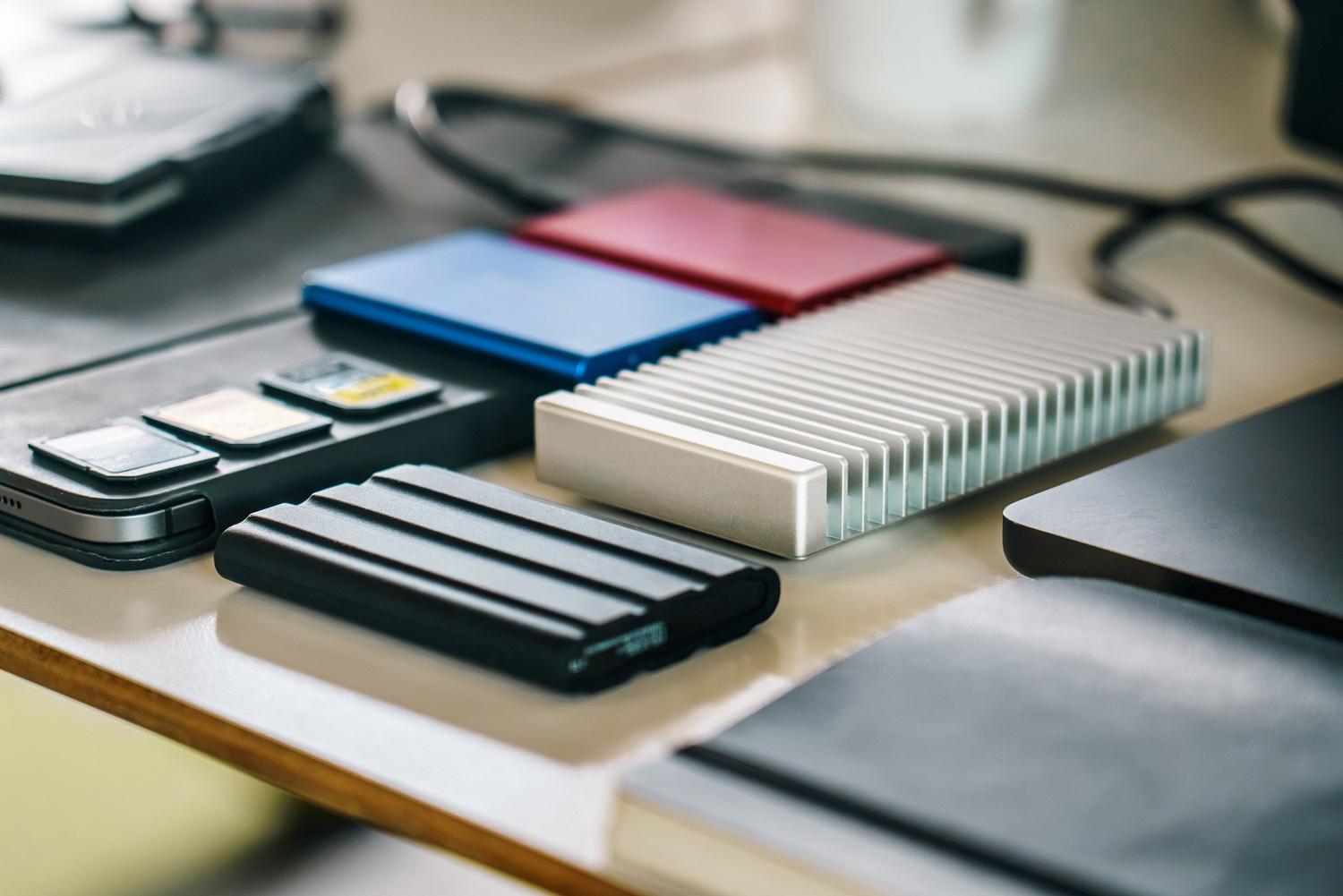 Discos SSD y tarjetas de memoria en un escritorio organizado, haciendo referencia a la velocidad de almacenamiento.