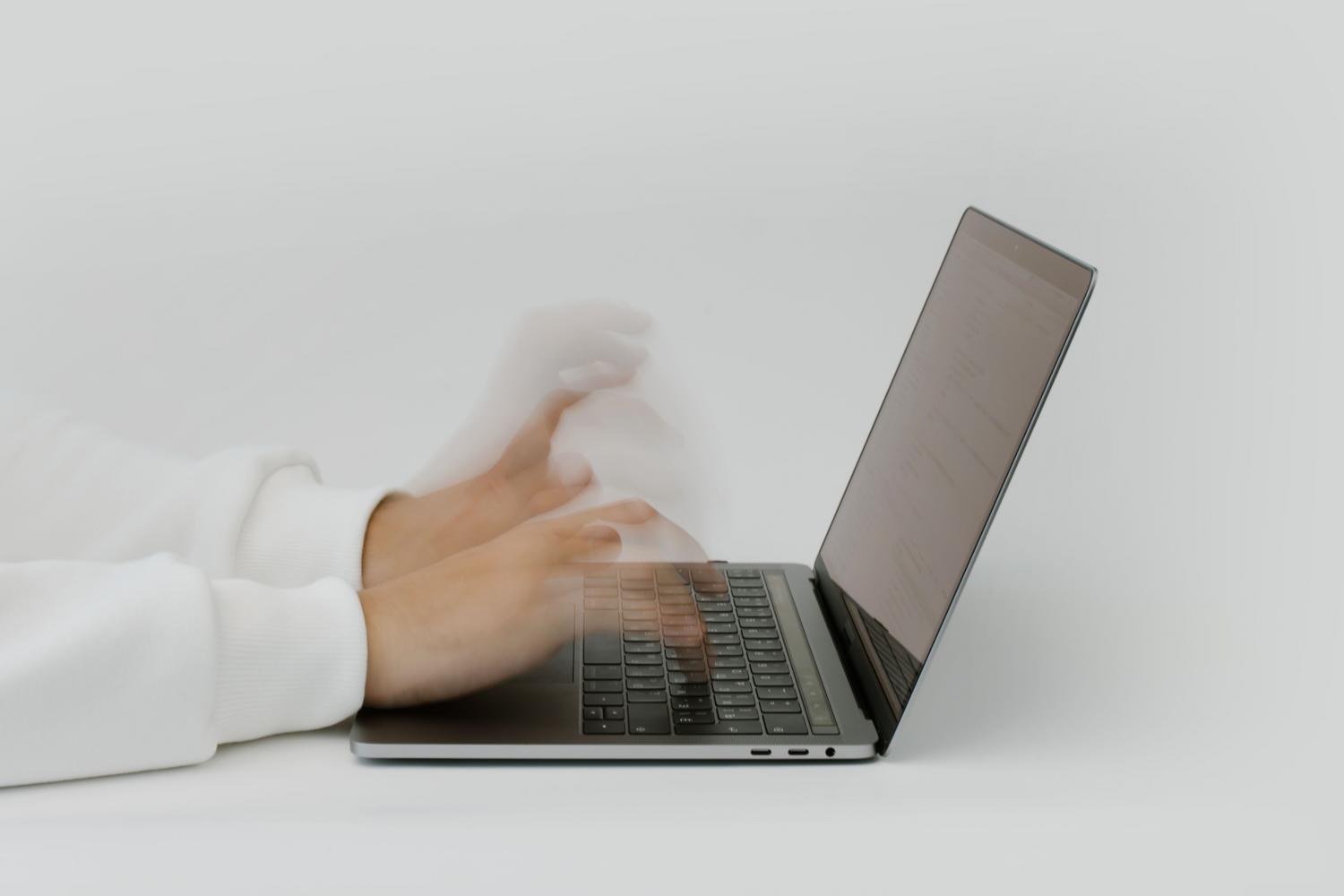 Manos escribiendo rápidamente en un teclado, simbolizando la fluidez y agilidad del PC tras la optimización.